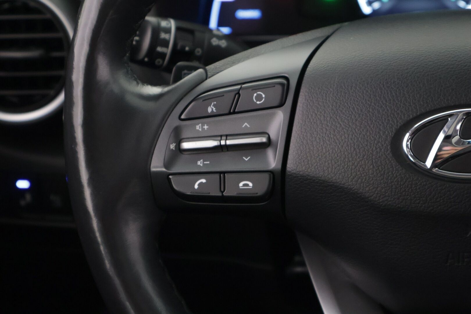 HYUNDAI KONA 2019 Premium Electric 64 kWh / Lämpöpumppu / Ilmastoidut nahkapenkit / Adapt. vakkari / HUD / Kaistavahti / P.Kamera* - *Taloudellinen sähköauto / Kattavasti varusteltu / Siisti maalipinta!*