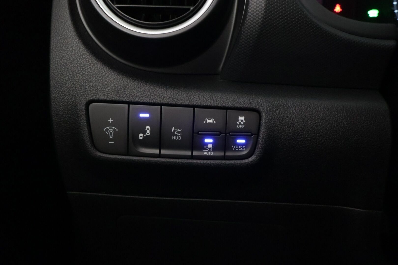HYUNDAI KONA 2019 Premium Electric 64 kWh / Lämpöpumppu / Ilmastoidut nahkapenkit / Adapt. vakkari / HUD / Kaistavahti / P.Kamera* - *Taloudellinen sähköauto / Kattavasti varusteltu / Siisti maalipinta!*