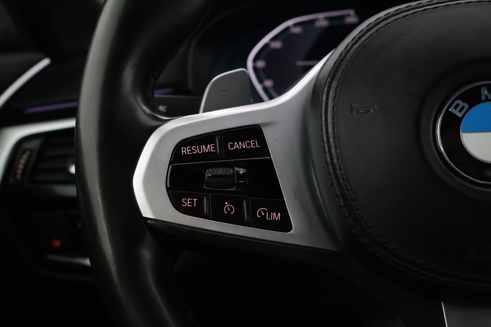 BMW 545 2021 G30 Sedan 545e xDrive A Charged Edition M Sport* H&K / HUD / Adapt. LED / Comfort Access * - * Pysäköinti lämmitin / Sporttipenkit  / P-Kamera / CarPlay / Prof. Navi *