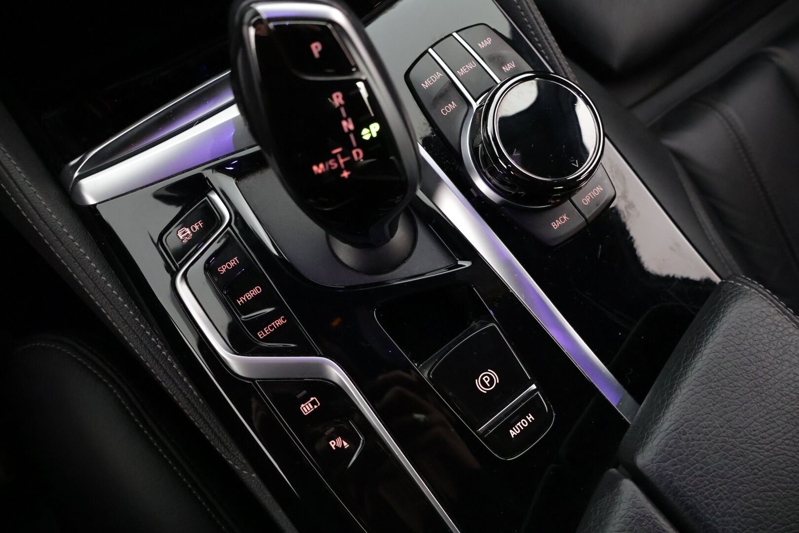 BMW 545 2021 G30 Sedan 545e xDrive A Charged Edition M Sport* H&K / HUD / Adapt. LED / Comfort Access * - * Pysäköinti lämmitin / Sporttipenkit  / P-Kamera / CarPlay / Prof. Navi *