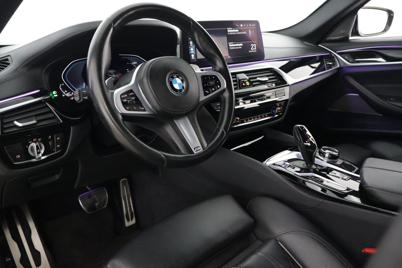 BMW 545 2021 G30 Sedan 545e xDrive A Charged Edition M Sport* H&K / HUD / Adapt. LED / Comfort Access * - * Pysäköinti lämmitin / Sporttipenkit  / P-Kamera / CarPlay / Prof. Navi *