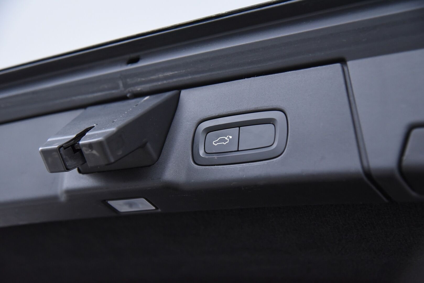 Volvo V90 2017 T8 AWD aut Business Inscription - Adapt.vak & Pilot assist / Nahat / Webasto / Muistipenkit / Full-LED 