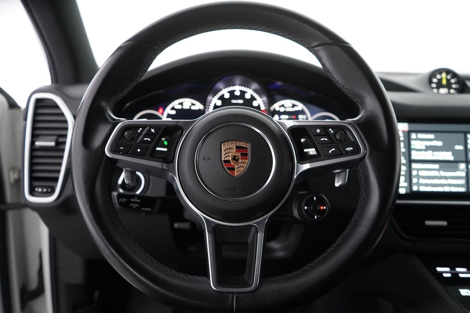 Porsche Cayenne 2018 E-Hybrid *Vetokoukku / Kamera / Nahat / KeylessGO / Ratinlämmitys / S.kontti / S.penkit* - 2,99 % KORKOTARJOUS TÄHÄN AUTOON - Katso mihin hintaan! / Kahdet renkaat alumiinivantein / Siistikuntoinen