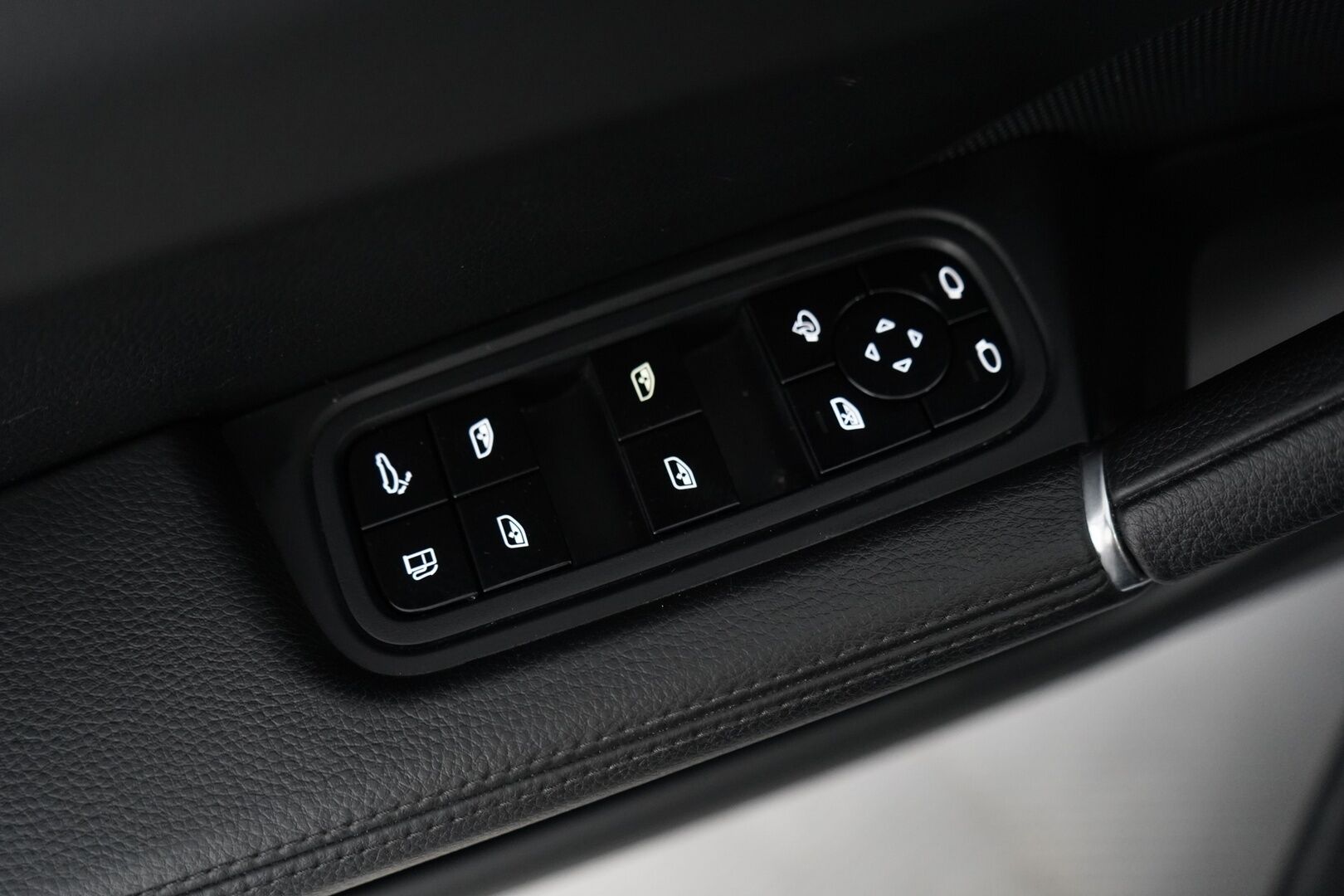 Porsche Cayenne 2018 E-Hybrid *Vetokoukku / Kamera / Nahat / KeylessGO / Ratinlämmitys / S.kontti / S.penkit* - 2,99 % KORKOTARJOUS TÄHÄN AUTOON - Katso mihin hintaan! / Kahdet renkaat alumiinivantein / Siistikuntoinen