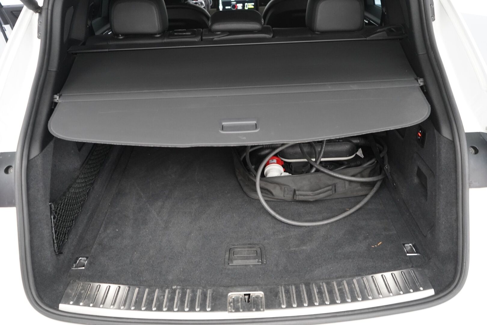 Porsche Cayenne 2018 E-Hybrid *Vetokoukku / Kamera / Nahat / KeylessGO / Ratinlämmitys / S.kontti / S.penkit* - 2,99 % KORKOTARJOUS TÄHÄN AUTOON - Katso mihin hintaan! / Kahdet renkaat alumiinivantein / Siistikuntoinen