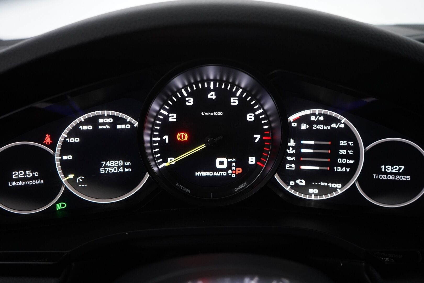 Porsche Cayenne 2018 E-Hybrid *Vetokoukku / Kamera / Nahat / KeylessGO / Ratinlämmitys / S.kontti / S.penkit* - 2,99 % KORKOTARJOUS TÄHÄN AUTOON - Katso mihin hintaan! / Kahdet renkaat alumiinivantein / Siistikuntoinen
