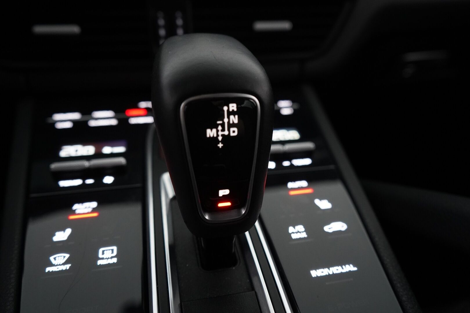 Porsche Cayenne 2018 E-Hybrid *Vetokoukku / Kamera / Nahat / KeylessGO / Ratinlämmitys / S.kontti / S.penkit* - 2,99 % KORKOTARJOUS TÄHÄN AUTOON - Katso mihin hintaan! / Kahdet renkaat alumiinivantein / Siistikuntoinen