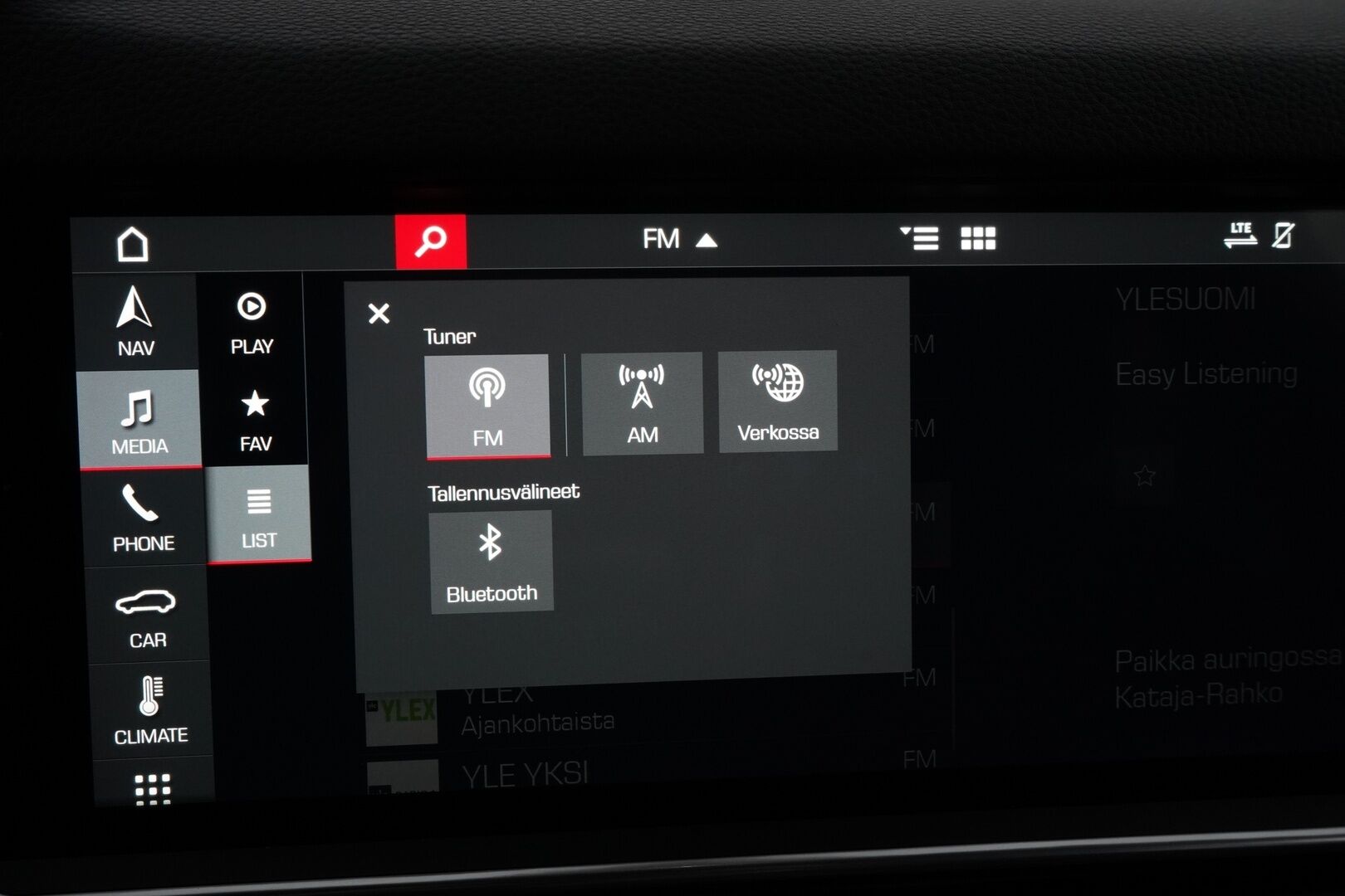Porsche Cayenne 2018 E-Hybrid *Vetokoukku / Kamera / Nahat / KeylessGO / Ratinlämmitys / S.kontti / S.penkit* - 2,99 % KORKOTARJOUS TÄHÄN AUTOON - Katso mihin hintaan! / Kahdet renkaat alumiinivantein / Siistikuntoinen