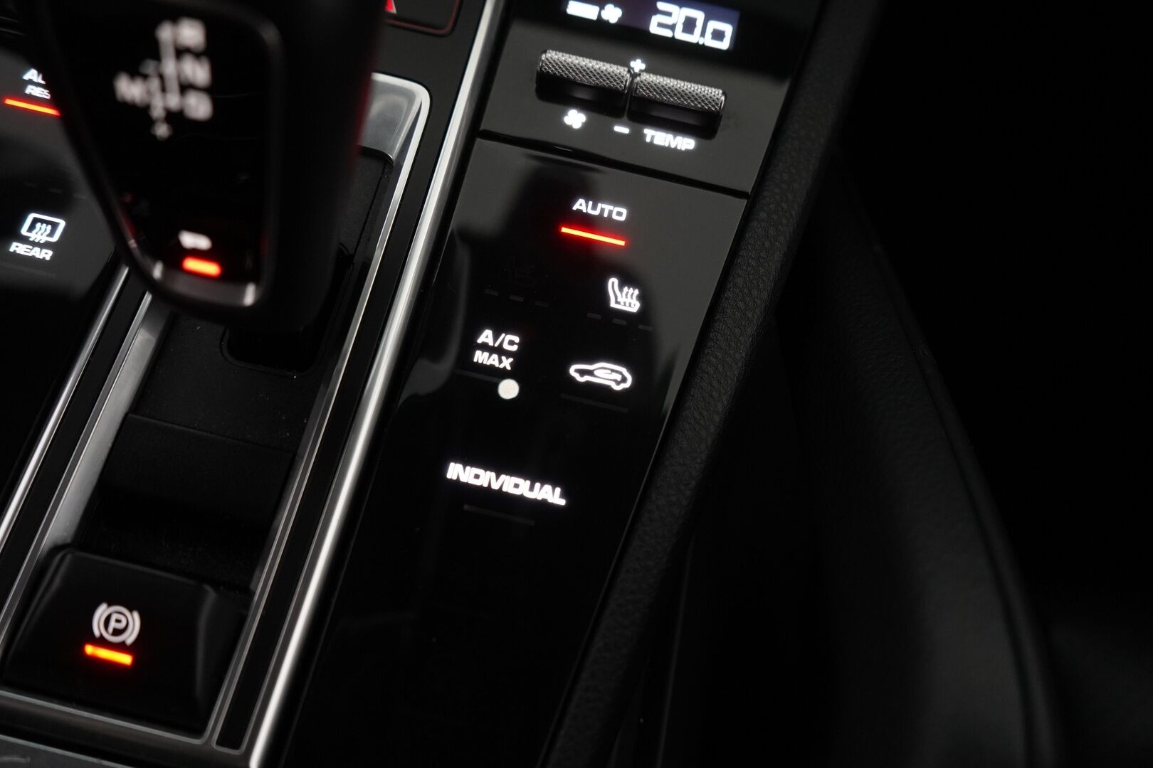 Porsche Cayenne 2018 E-Hybrid *Vetokoukku / Kamera / Nahat / KeylessGO / Ratinlämmitys / S.kontti / S.penkit* - 2,99 % KORKOTARJOUS TÄHÄN AUTOON - Katso mihin hintaan! / Kahdet renkaat alumiinivantein / Siistikuntoinen