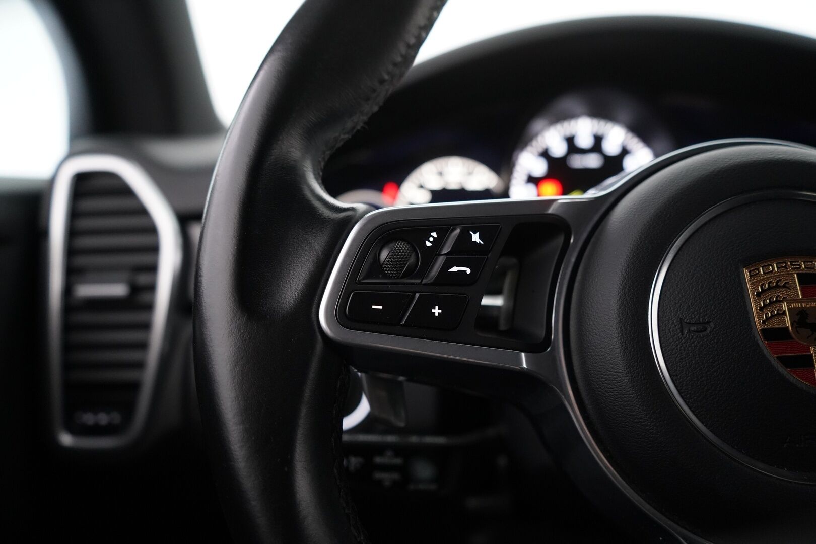 Porsche Cayenne 2019 E-Hybrid *Vetokoukku / Kamera / Nahat / KeylessGO / Ratinlämmitys / S.kontti / S.penkit* - Katso mihin hintaan! / Kahdet renkaat alumiinivantein / Siistikuntoinen