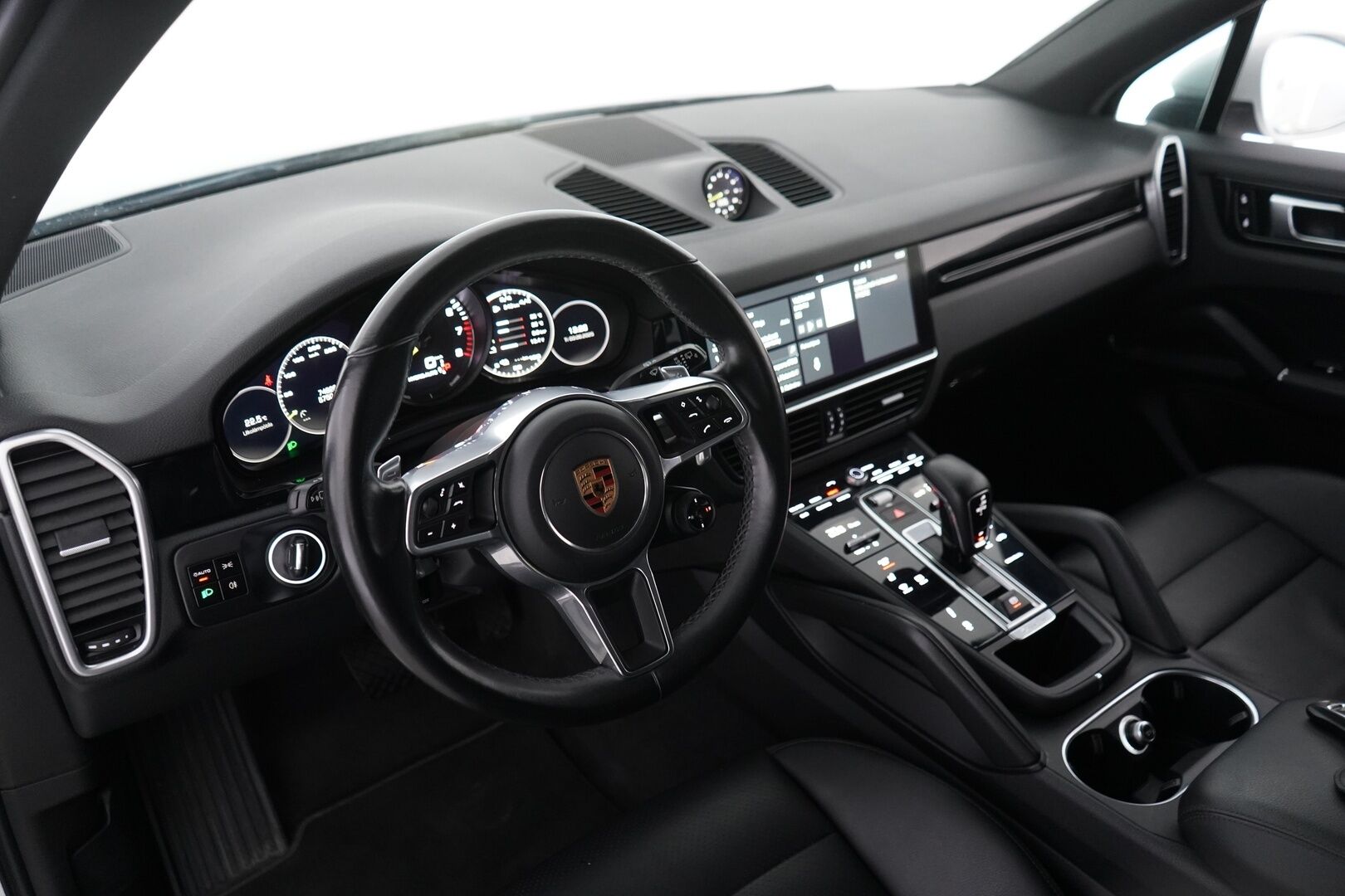 Porsche Cayenne 2018 E-Hybrid *Vetokoukku / Kamera / Nahat / KeylessGO / Ratinlämmitys / S.kontti / S.penkit* - 2,99 % KORKOTARJOUS TÄHÄN AUTOON - Katso mihin hintaan! / Kahdet renkaat alumiinivantein / Siistikuntoinen