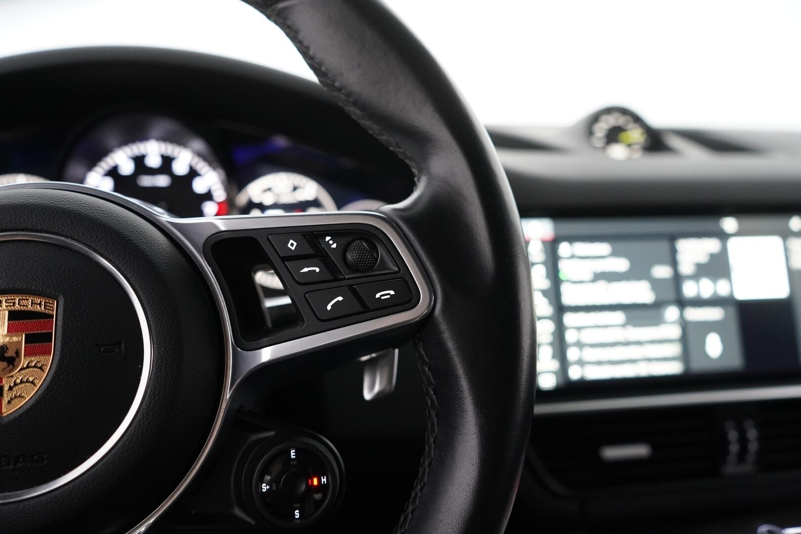Porsche Cayenne 2019 E-Hybrid *Vetokoukku / Kamera / Nahat / KeylessGO / Ratinlämmitys / S.kontti / S.penkit* - Katso mihin hintaan! / Kahdet renkaat alumiinivantein / Siistikuntoinen