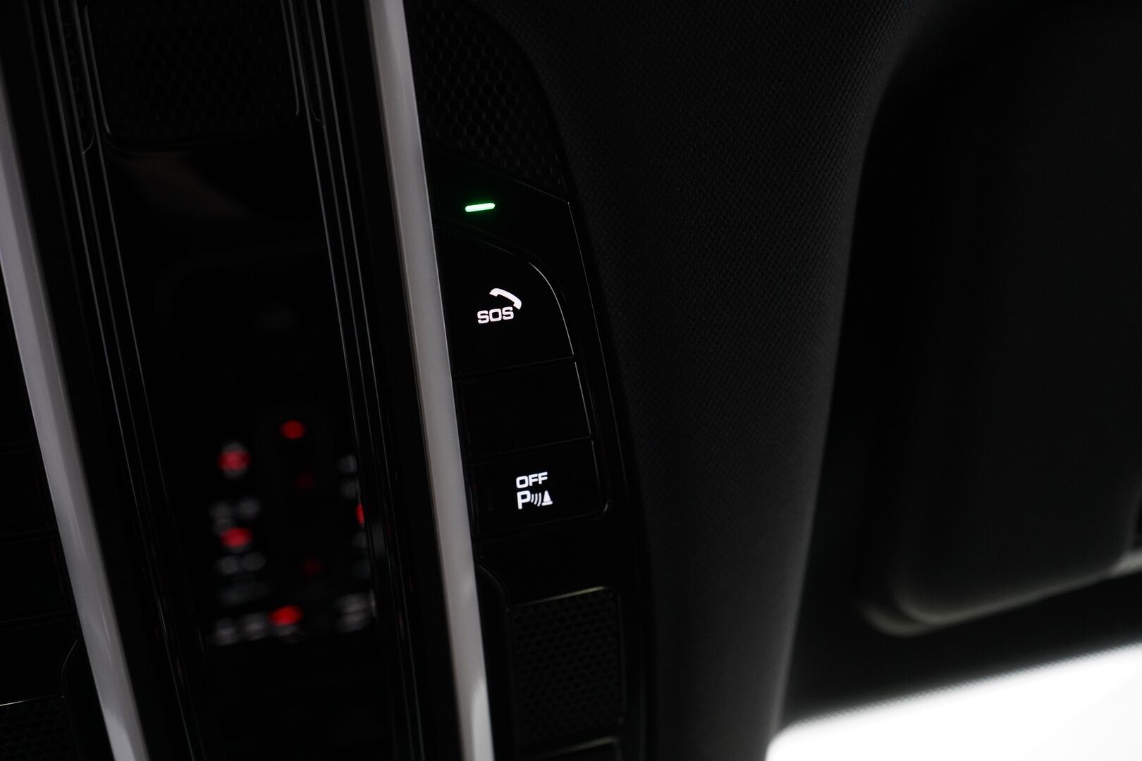Porsche Cayenne 2019 E-Hybrid *Vetokoukku / Kamera / Nahat / KeylessGO / Ratinlämmitys / S.kontti / S.penkit* - Katso mihin hintaan! / Kahdet renkaat alumiinivantein / Siistikuntoinen
