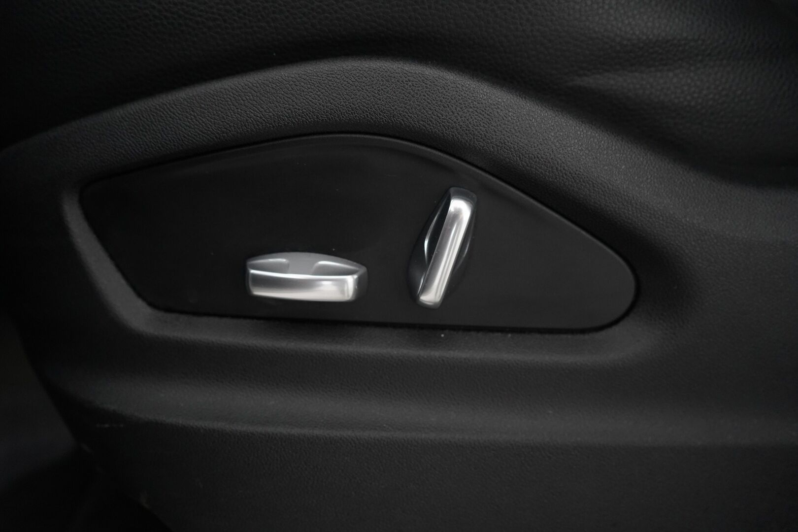 Porsche Cayenne 2018 E-Hybrid *Vetokoukku / Kamera / Nahat / KeylessGO / Ratinlämmitys / S.kontti / S.penkit* - 2,99 % KORKOTARJOUS TÄHÄN AUTOON - Katso mihin hintaan! / Kahdet renkaat alumiinivantein / Siistikuntoinen