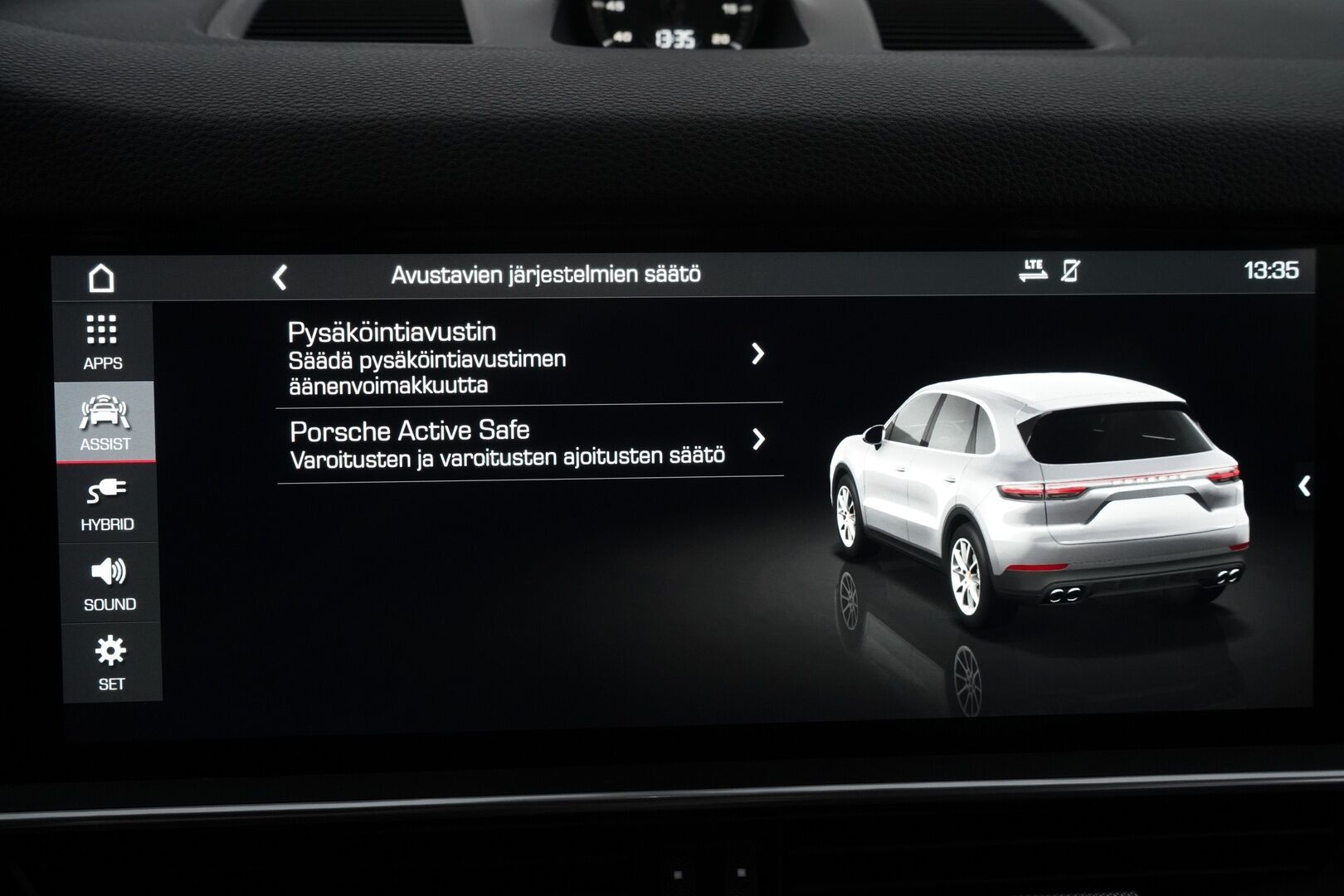 Porsche Cayenne 2018 E-Hybrid *Vetokoukku / Kamera / Nahat / KeylessGO / Ratinlämmitys / S.kontti / S.penkit* - 2,99 % KORKOTARJOUS TÄHÄN AUTOON - Katso mihin hintaan! / Kahdet renkaat alumiinivantein / Siistikuntoinen