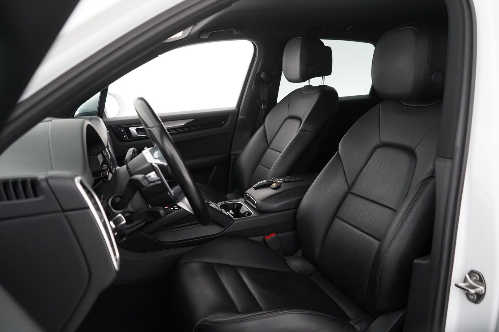 Porsche Cayenne 2018 E-Hybrid *Vetokoukku / Kamera / Nahat / KeylessGO / Ratinlämmitys / S.kontti / S.penkit* - 2,99 % KORKOTARJOUS TÄHÄN AUTOON - Katso mihin hintaan! / Kahdet renkaat alumiinivantein / Siistikuntoinen