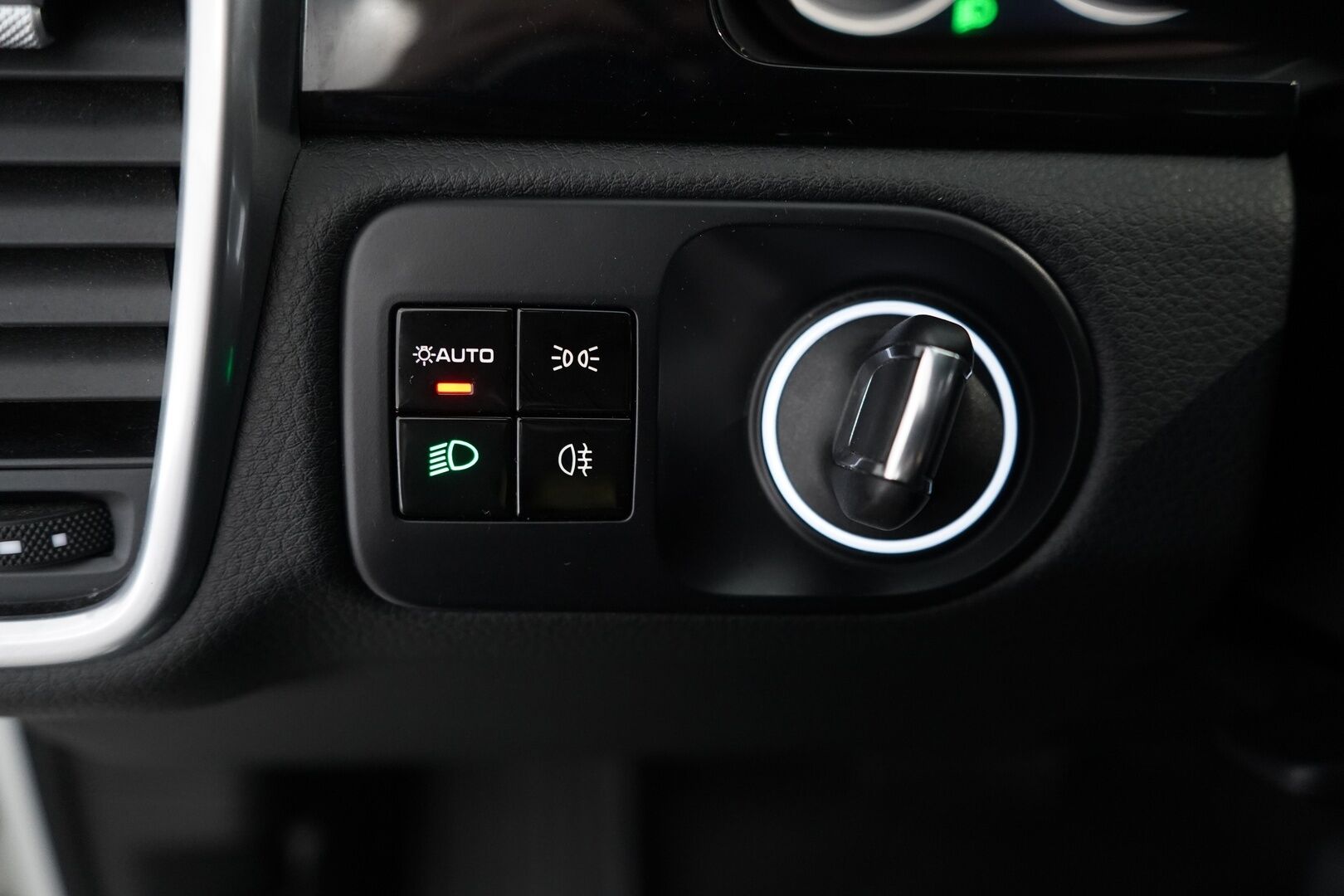 Porsche Cayenne 2018 E-Hybrid *Vetokoukku / Kamera / Nahat / KeylessGO / Ratinlämmitys / S.kontti / S.penkit* - 2,99 % KORKOTARJOUS TÄHÄN AUTOON - Katso mihin hintaan! / Kahdet renkaat alumiinivantein / Siistikuntoinen