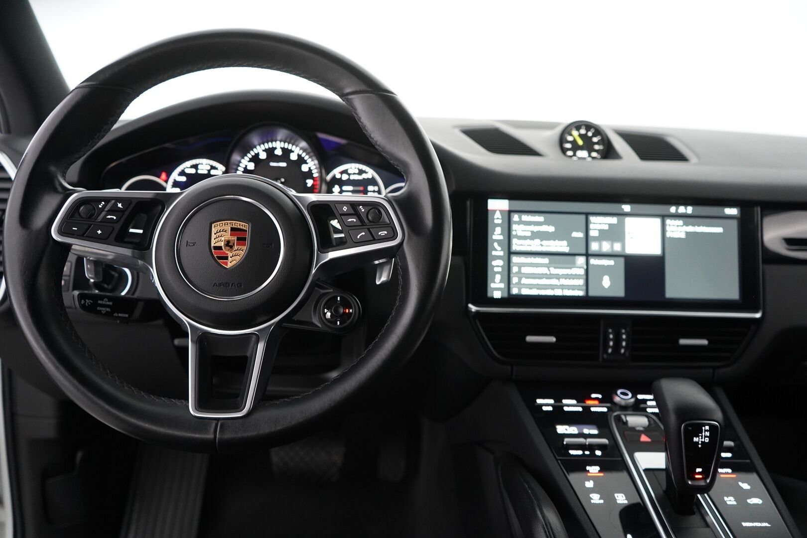 Porsche Cayenne 2018 E-Hybrid *Vetokoukku / Kamera / Nahat / KeylessGO / Ratinlämmitys / S.kontti / S.penkit* - 2,99 % KORKOTARJOUS TÄHÄN AUTOON - Katso mihin hintaan! / Kahdet renkaat alumiinivantein / Siistikuntoinen