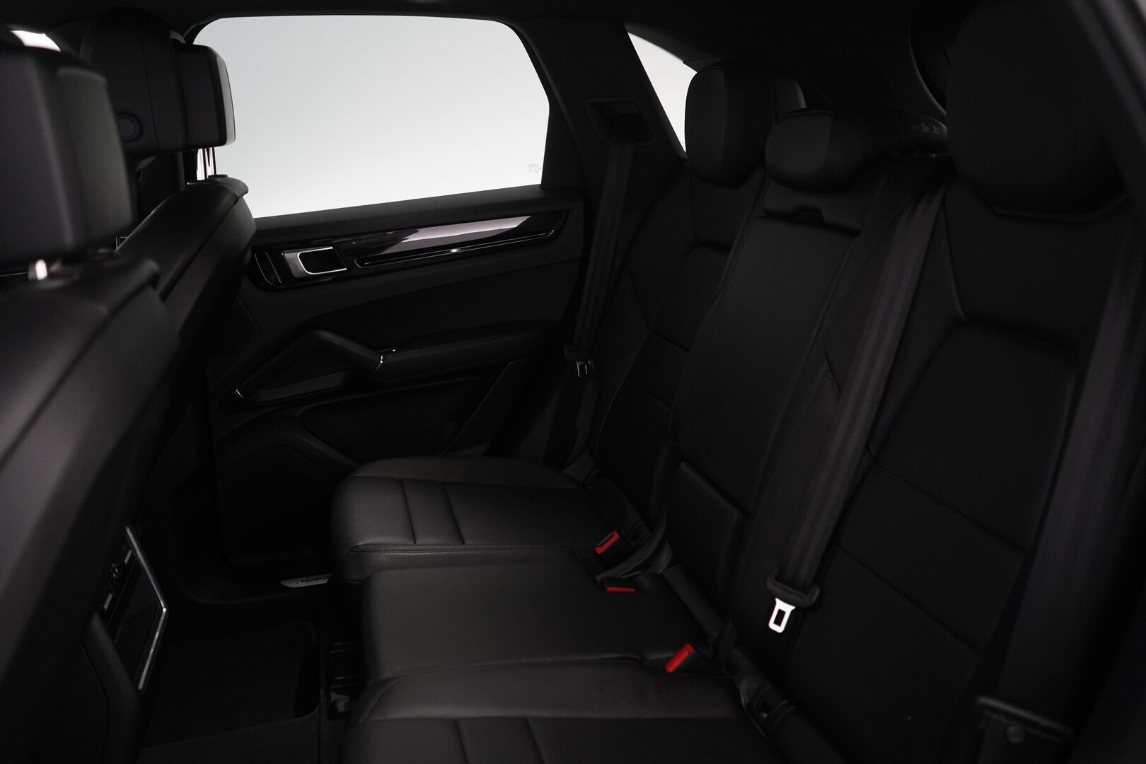 Porsche Cayenne 2018 E-Hybrid *Vetokoukku / Kamera / Nahat / KeylessGO / Ratinlämmitys / S.kontti / S.penkit* - 2,99 % KORKOTARJOUS TÄHÄN AUTOON - Katso mihin hintaan! / Kahdet renkaat alumiinivantein / Siistikuntoinen