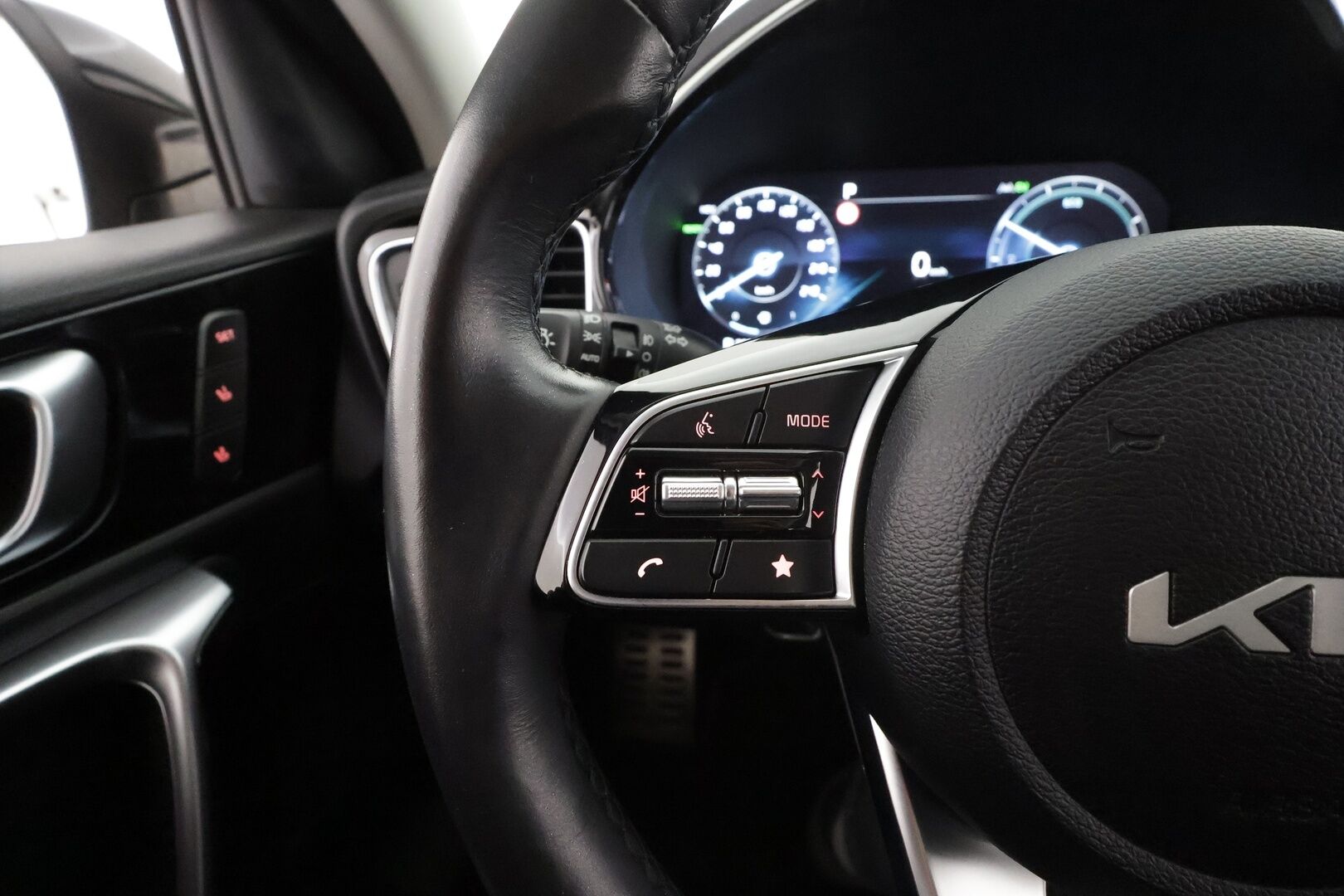 Kia XCeed 2023 1,6 GDI Plug-In Hybrid Business Premium DCT * ACC / Lasikattoluukku / Muistipenkki / LED / Navi / P.kamera * - Ilmastoidut nahat / Kahdet renkaat aluvanteilla / Merkkihuollettu