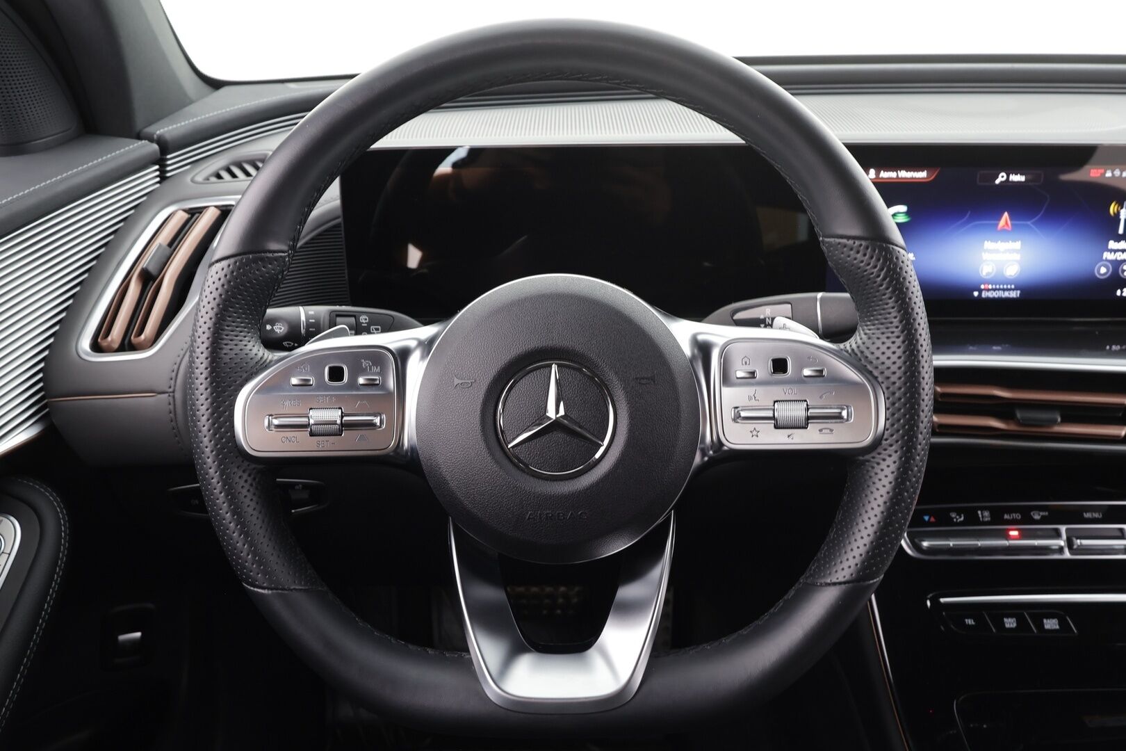 Mercedes-Benz EQC 2023 400 4MATIC AMG * Distronic+ / Vetokoukku / Multibeam LED / Muistipenkit / 360 Kamera / Keyless * - Merkkihuollettu / Akku kuntotarkastettu SoH 97,2%