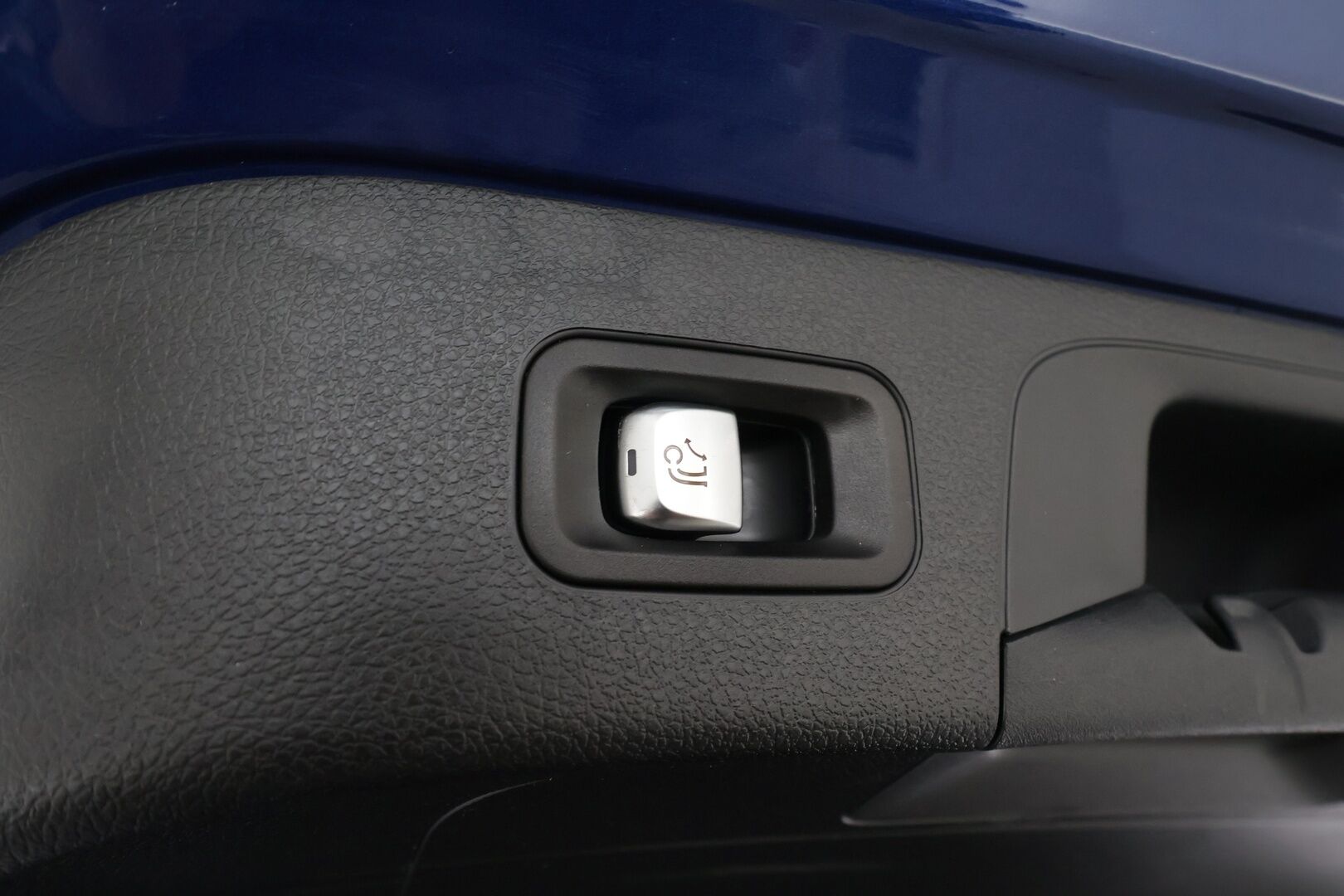 Mercedes-Benz EQC 2023 400 4MATIC AMG * Distronic+ / Vetokoukku / Multibeam LED / Muistipenkit / 360 Kamera / Keyless * - Merkkihuollettu / Akku kuntotarkastettu SoH 97,2%