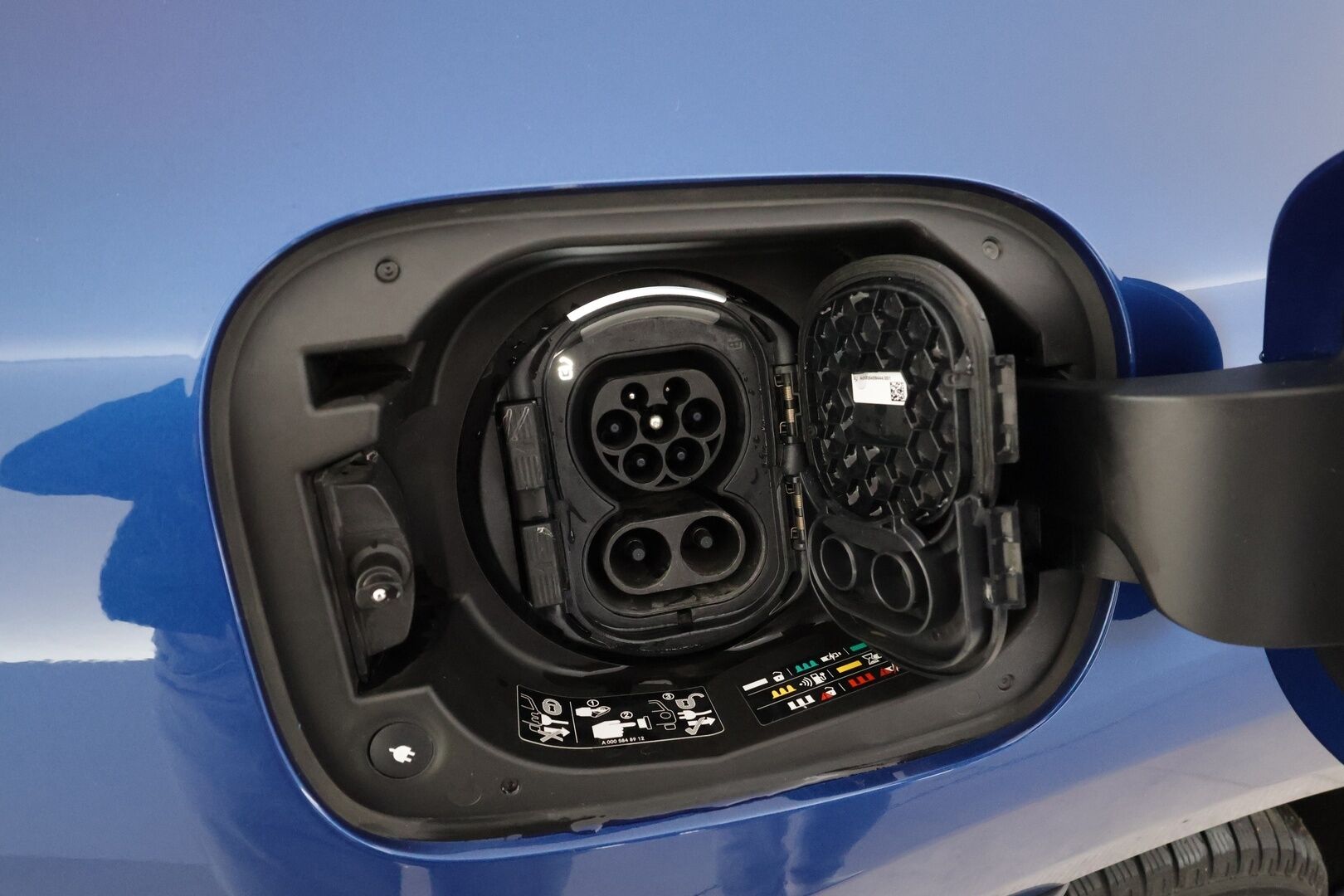 Mercedes-Benz EQC 2023 400 4MATIC AMG * Distronic+ / Vetokoukku / Multibeam LED / Muistipenkit / 360 Kamera / Keyless * - Merkkihuollettu / Akku kuntotarkastettu SoH 97,2%