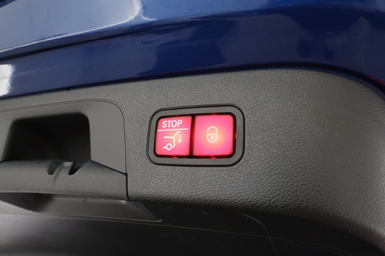 Mercedes-Benz EQC 2023 400 4MATIC AMG * Distronic+ / Vetokoukku / Multibeam LED / Muistipenkit / 360 Kamera / Keyless * - Merkkihuollettu / Akku kuntotarkastettu SoH 97,2%