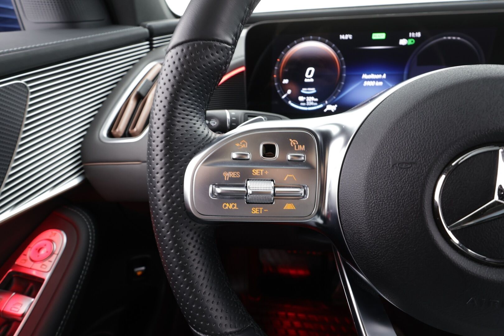 Mercedes-Benz EQC 2023 400 4MATIC AMG * Distronic+ / Vetokoukku / Multibeam LED / Muistipenkit / 360 Kamera / Keyless * - Merkkihuollettu / Akku kuntotarkastettu SoH 97,2%