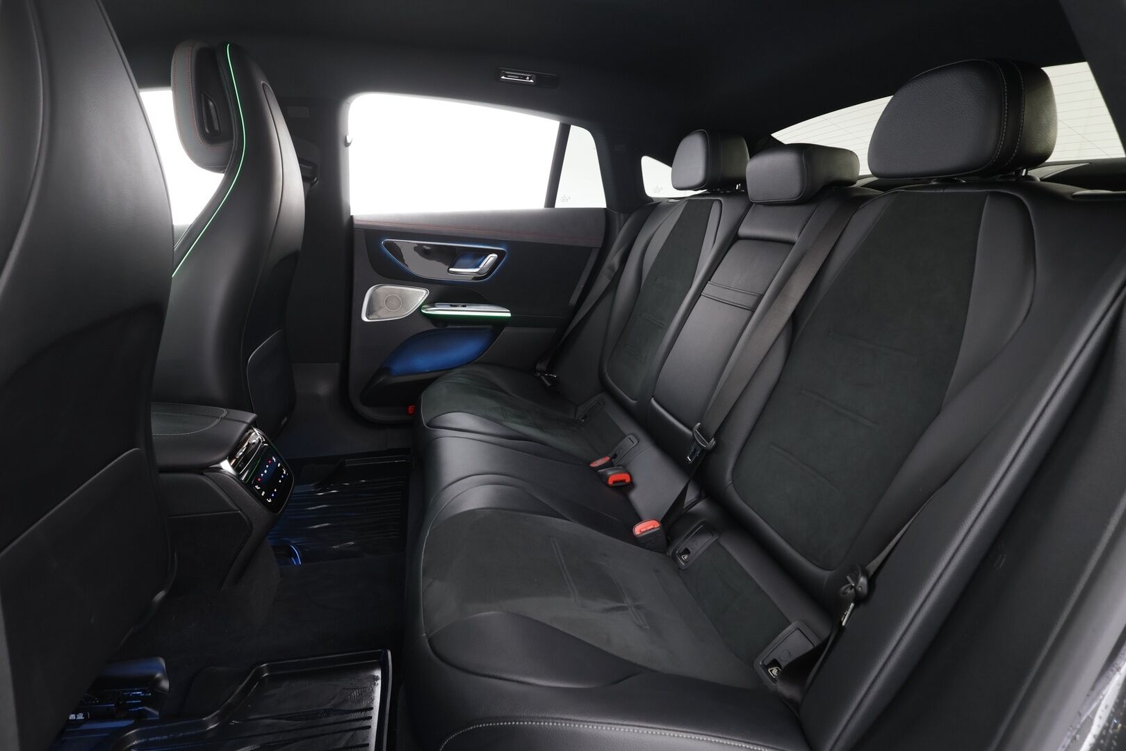 Mercedes-Benz EQE 2023 500 4MATIC AMG * Koukku / Distronic / Ilma-alusta / Digital-Lights / 360 / Burmester / Comfort-penkit Muistilla * - Akku kuntotarkastettu SoH 98,8 / Kahdet renkaat aluvanteilla