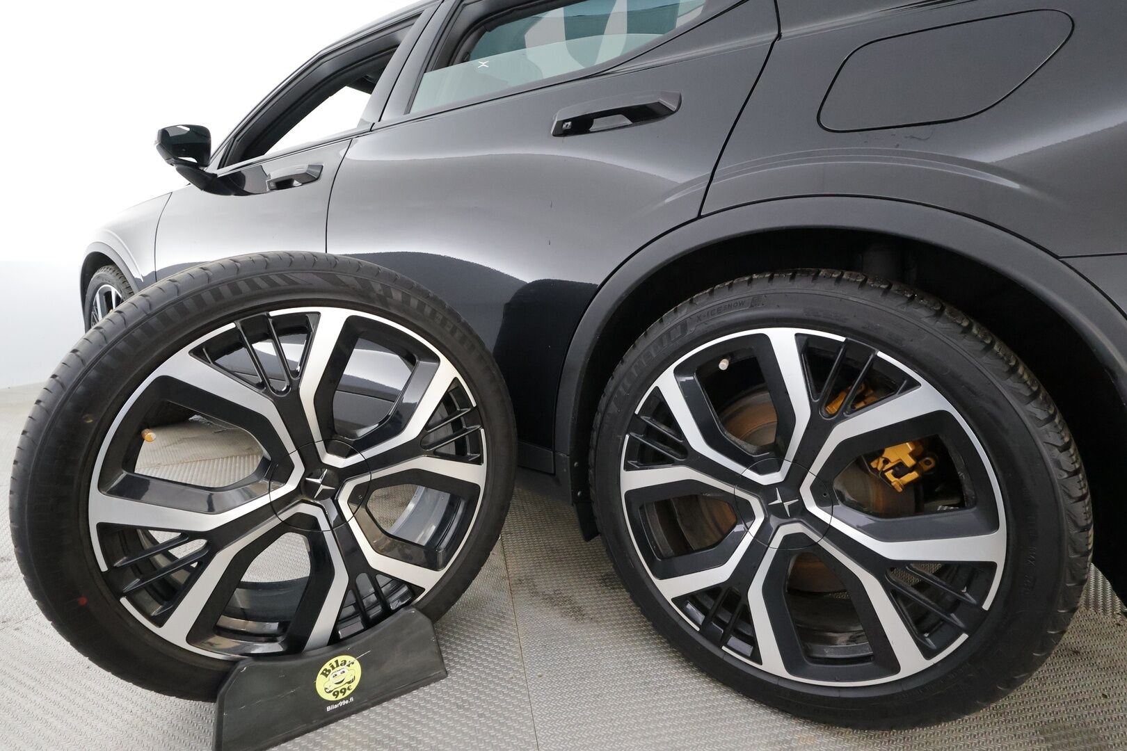 Polestar 2 2023 Long Range Dual Motor Performance, 350kW, 78kWh * Koukku / ILP / Lasikatto / H&K / P.kamera / Muistipenkki * - Kahdet renkaat aluvanteilla / Merkkihuollettu