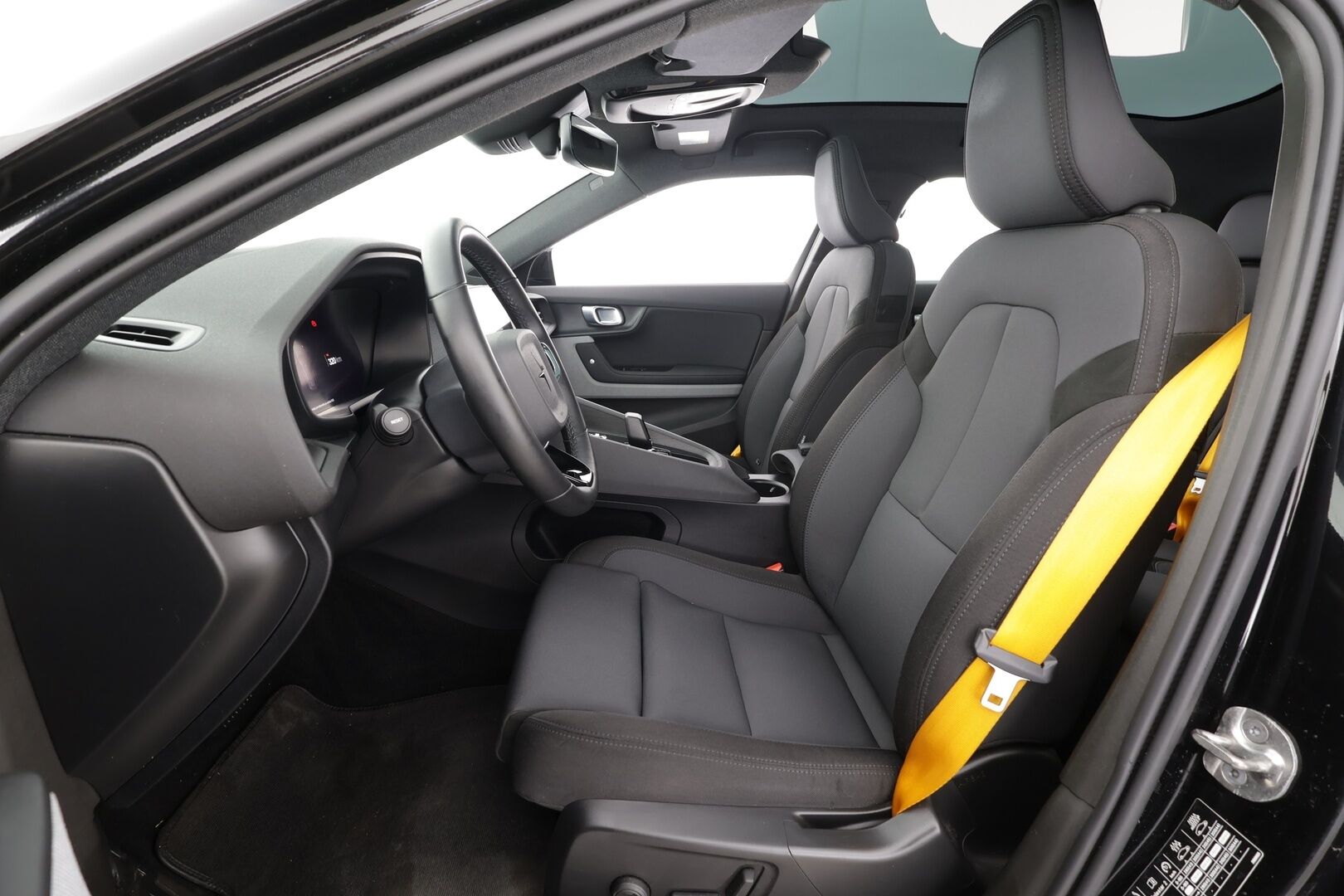 Polestar 2 2023 Long Range Dual Motor Performance, 350kW, 78kWh * Koukku / ILP / Lasikatto / H&K / P.kamera / Muistipenkki * - Kahdet renkaat aluvanteilla / Merkkihuollettu