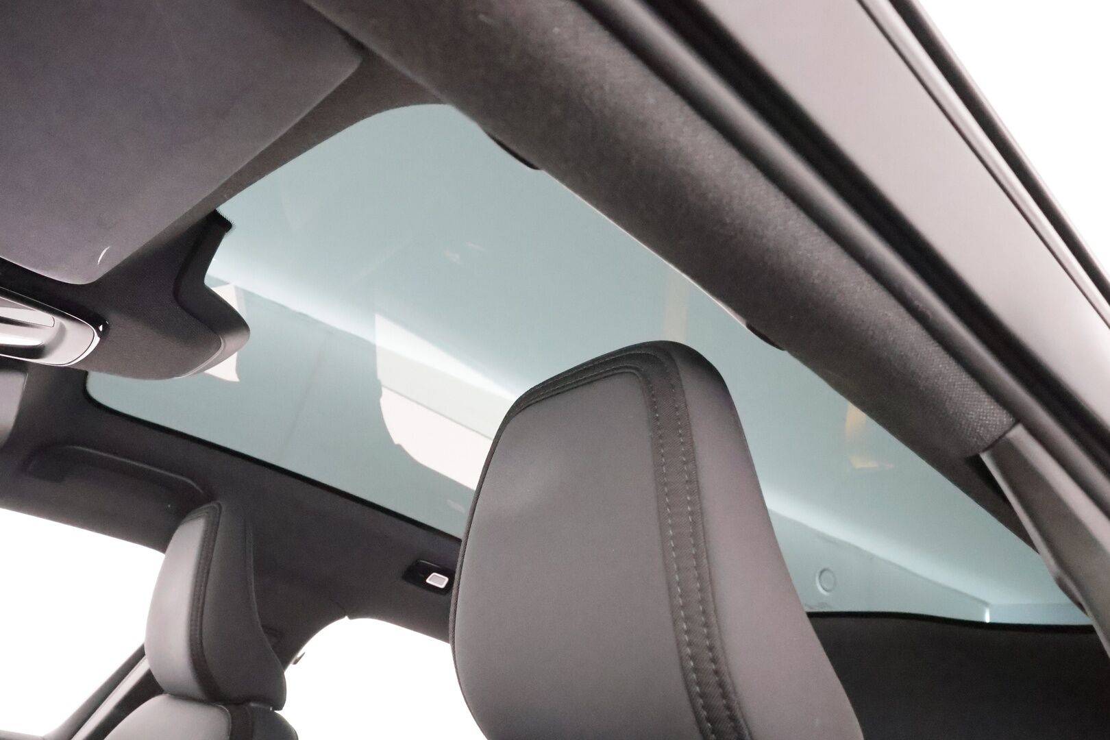 Polestar 2 2023 Long Range Dual Motor Performance, 350kW, 78kWh * Koukku / ILP / Lasikatto / H&K / P.kamera / Muistipenkki * - Kahdet renkaat aluvanteilla / Merkkihuollettu