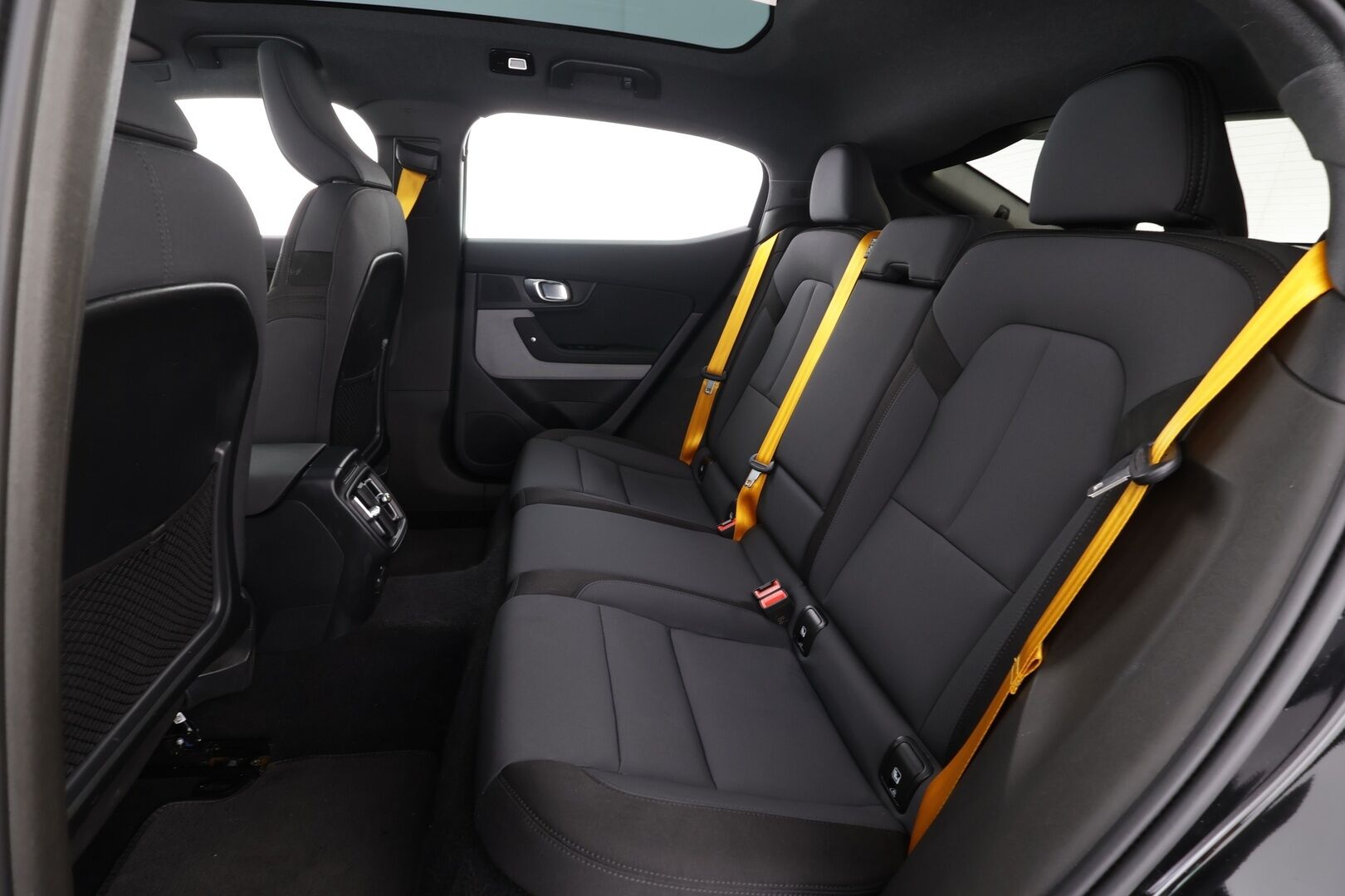 Polestar 2 2023 Long Range Dual Motor Performance, 350kW, 78kWh * Koukku / ILP / Lasikatto / H&K / P.kamera / Muistipenkki * - Kahdet renkaat aluvanteilla / Merkkihuollettu