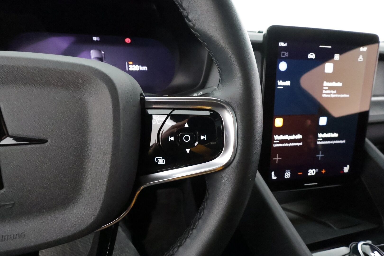 Polestar 2 2023 Long Range Dual Motor Performance, 350kW, 78kWh * Koukku / ILP / Lasikatto / H&K / P.kamera / Muistipenkki * - Kahdet renkaat aluvanteilla / Merkkihuollettu