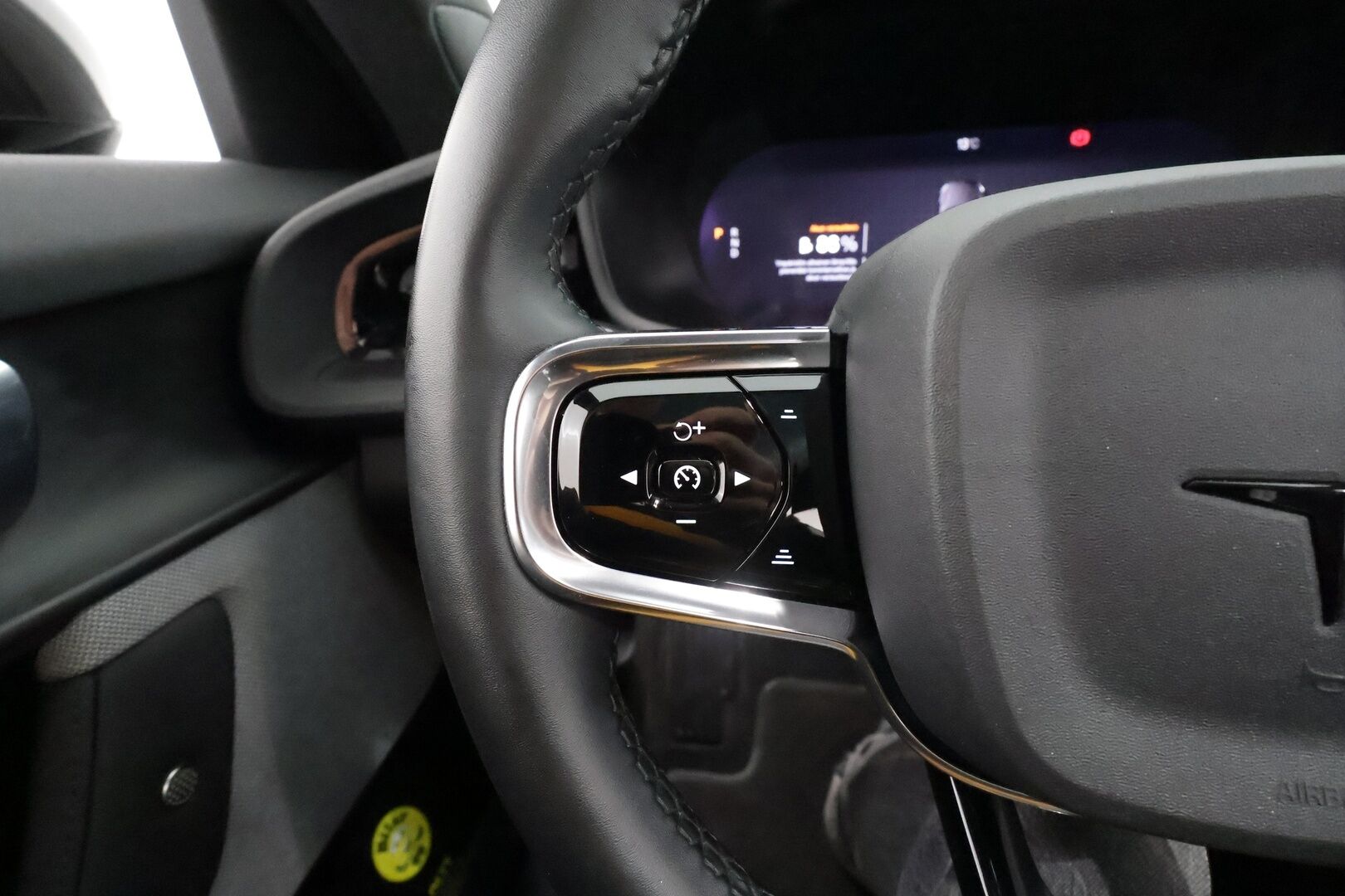 Polestar 2 2023 Long Range Dual Motor Performance, 350kW, 78kWh * Koukku / ILP / Lasikatto / H&K / P.kamera / Muistipenkki * - Kahdet renkaat aluvanteilla / Merkkihuollettu