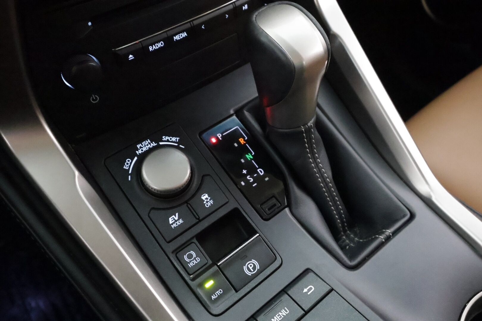 Lexus NX 2017 300h Hybrid A AWD Executive * ACC / Koukku / P.Kamera / LED / Nahat / Keyless / Autom.ilmastointi / Bluetooth * - Kahdet renkaat aluvanteilla - HULLUT AVAJAISHULINAT KORKOTARJOUS 3,29 %