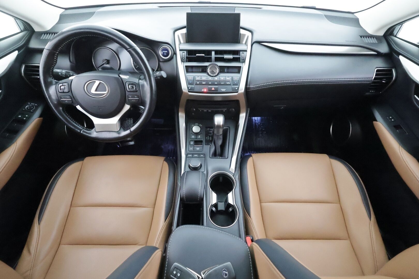 Lexus NX 2017 300h Hybrid A AWD Executive * ACC / Koukku / P.Kamera / LED / Nahat / Keyless / Autom.ilmastointi / Bluetooth * - Kahdet renkaat aluvanteilla - HULLUT AVAJAISHULINAT KORKOTARJOUS 3,29 %