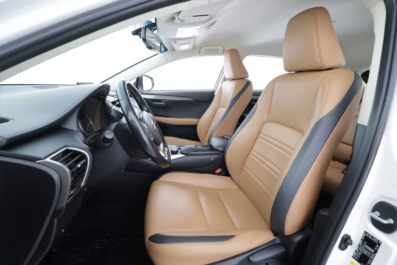 Lexus NX 2017 300h Hybrid A AWD Executive * ACC / Koukku / P.Kamera / LED / Nahat / Keyless / Autom.ilmastointi / Bluetooth * - Kahdet renkaat aluvanteilla - HULLUT AVAJAISHULINAT KORKOTARJOUS 3,29 %