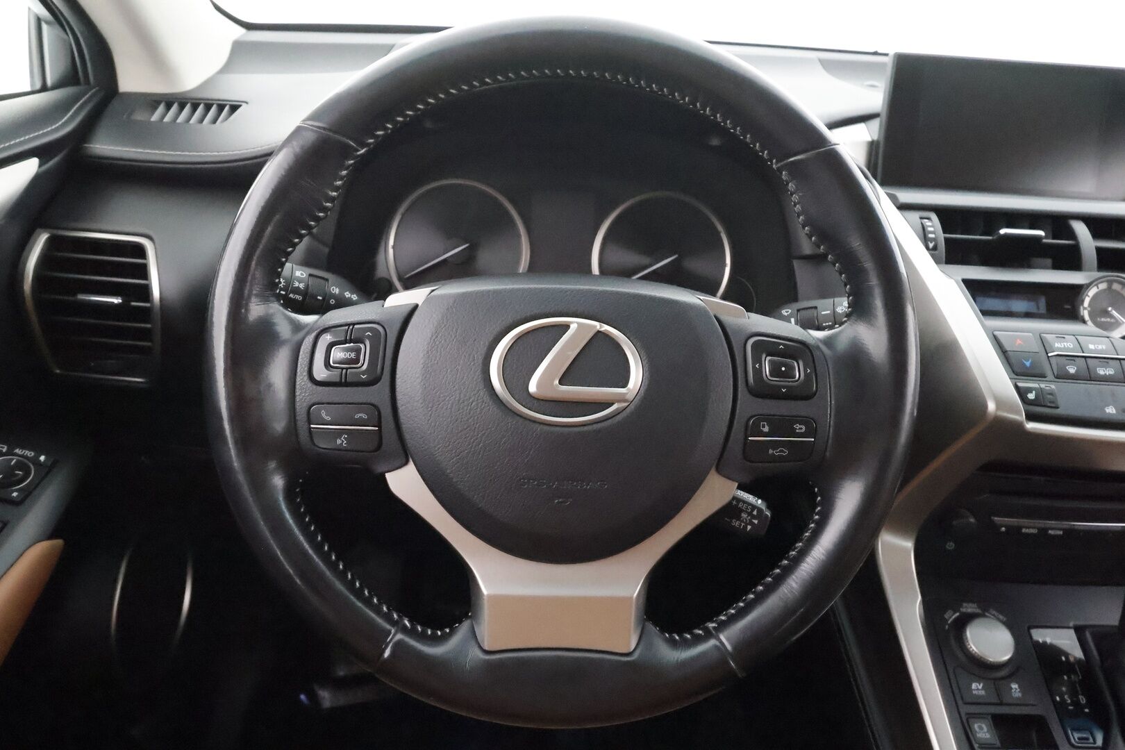 Lexus NX 2017 300h Hybrid A AWD Executive * ACC / Koukku / P.Kamera / LED / Nahat / Keyless / Autom.ilmastointi / Bluetooth * - Kahdet renkaat aluvanteilla - HULLUT AVAJAISHULINAT KORKOTARJOUS 3,29 %