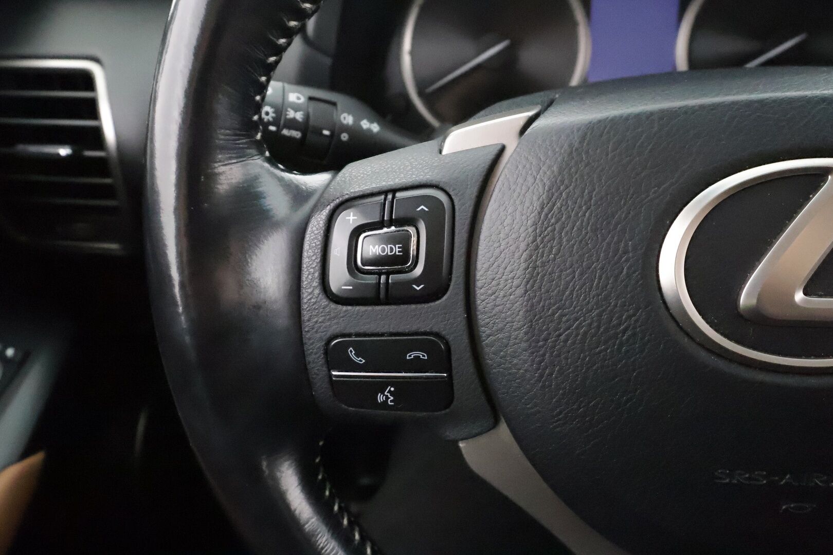 Lexus NX 2017 300h Hybrid A AWD Executive * ACC / Koukku / P.Kamera / LED / Nahat / Keyless / Autom.ilmastointi / Bluetooth * - Kahdet renkaat aluvanteilla - HULLUT AVAJAISHULINAT KORKOTARJOUS 3,29 %