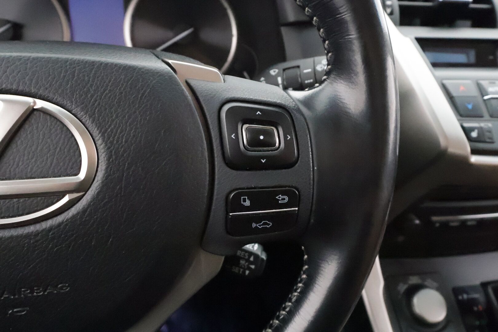 Lexus NX 2017 300h Hybrid A AWD Executive * ACC / Koukku / P.Kamera / LED / Nahat / Keyless / Autom.ilmastointi / Bluetooth * - Kahdet renkaat aluvanteilla - HULLUT AVAJAISHULINAT KORKOTARJOUS 3,29 %