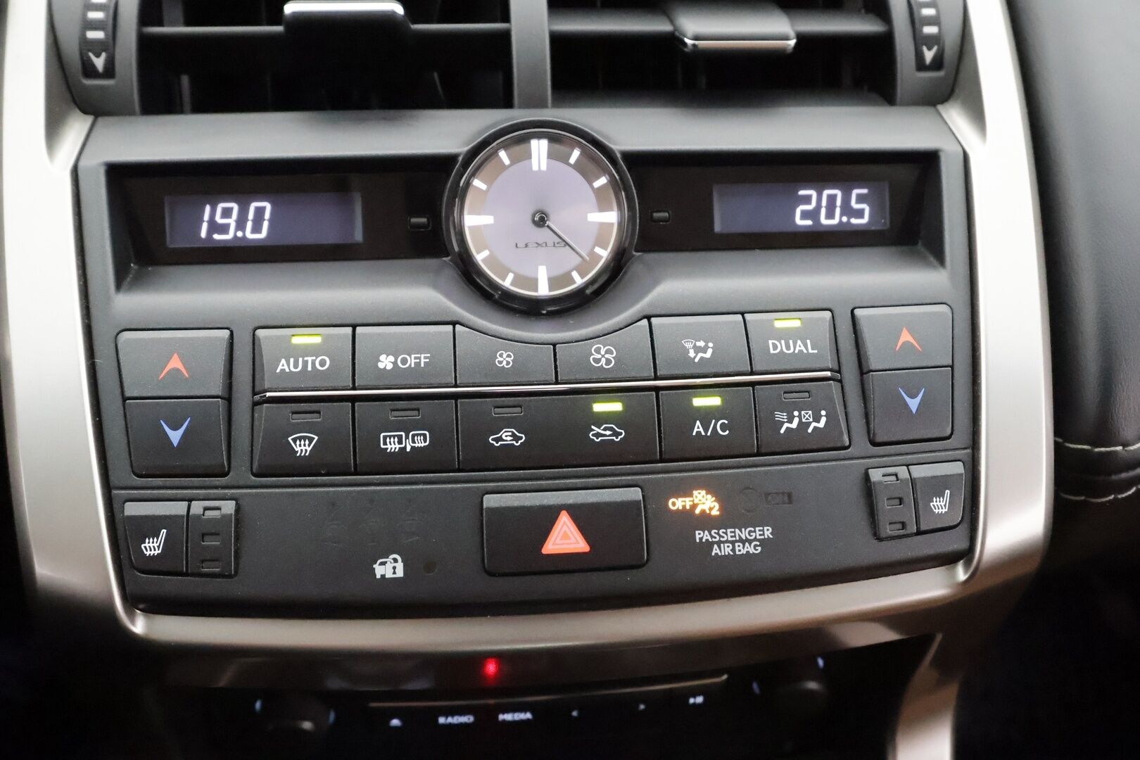 Lexus NX 2017 300h Hybrid A AWD Executive * ACC / Koukku / P.Kamera / LED / Nahat / Keyless / Autom.ilmastointi / Bluetooth * - Kahdet renkaat aluvanteilla - HULLUT AVAJAISHULINAT KORKOTARJOUS 3,29 %