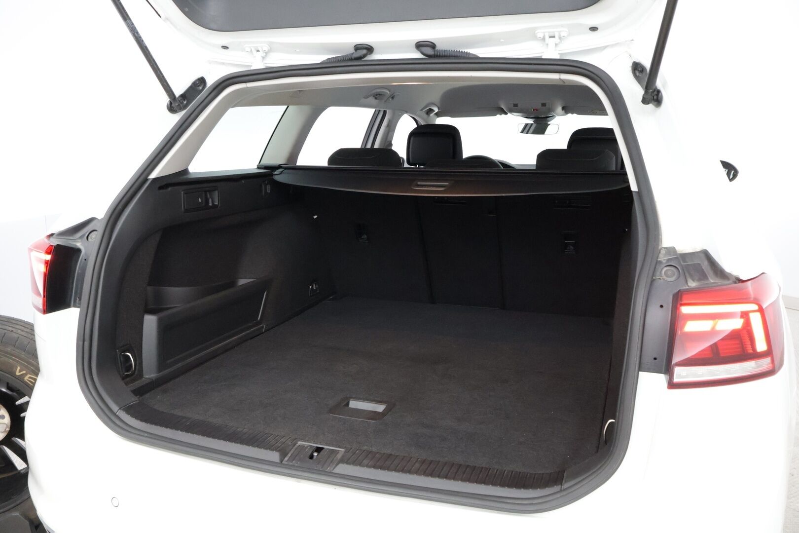 Volkswagen Passat 2022 Variant GTE Plug-In Hybrid 160 kW DSG-automaatti * Lisälämmitin / Adapt.Vakkari / Peruutuskamera / Hieronta / LED / ErgoComfort - Juuri saapunut Tampereelle / 2x Renkaat alkuperäisvantein!