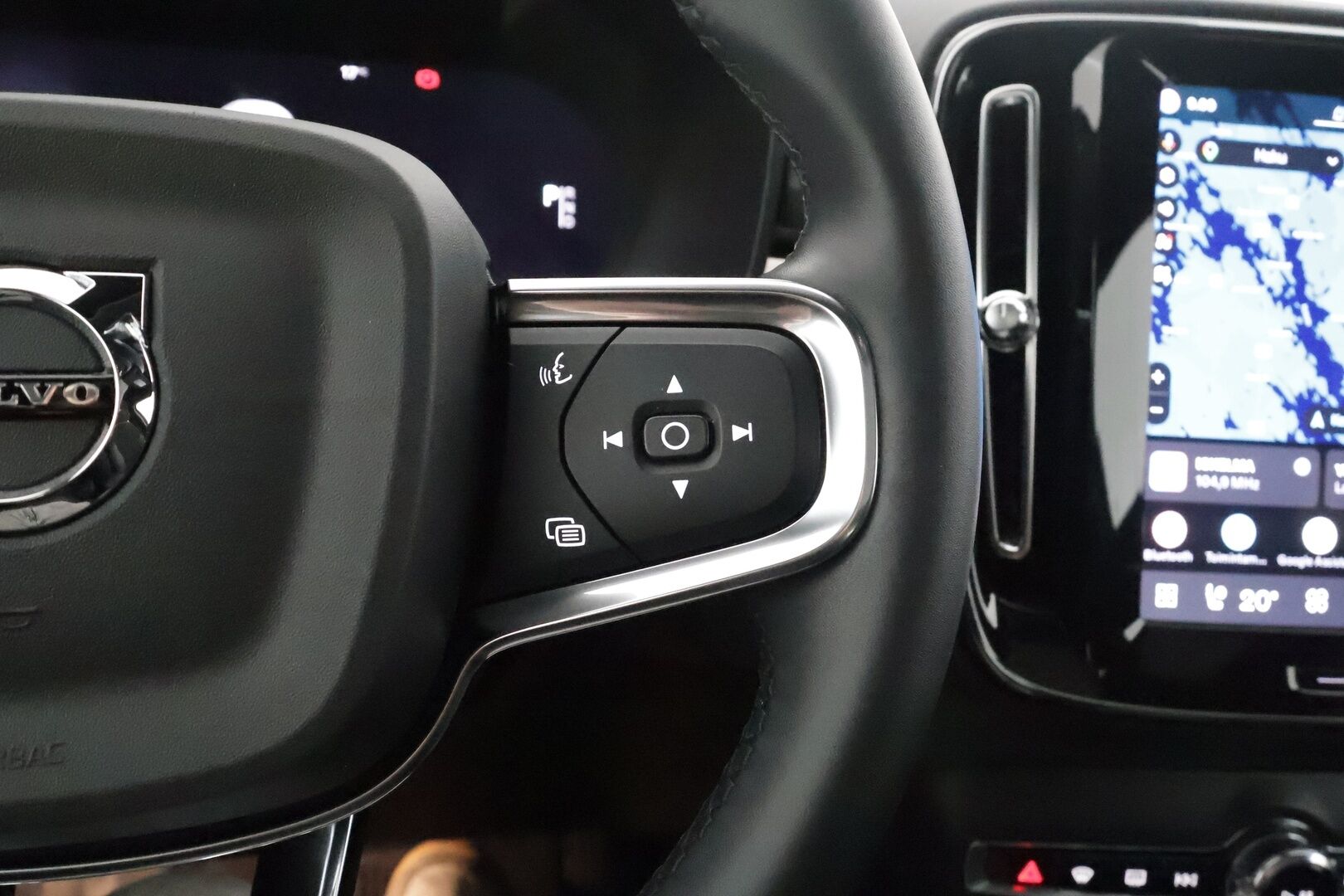 Volvo C40 2023 Recharge Twin Ultimate aut - | ACC | ILP | Koukku | 360° | Harman/Kardon | Lasikatto | Muistipenkki | Sporttipenkit sähköllä | BLIS | Pilot Assist | Merkkihuollot | 2x renkaat aluin | 