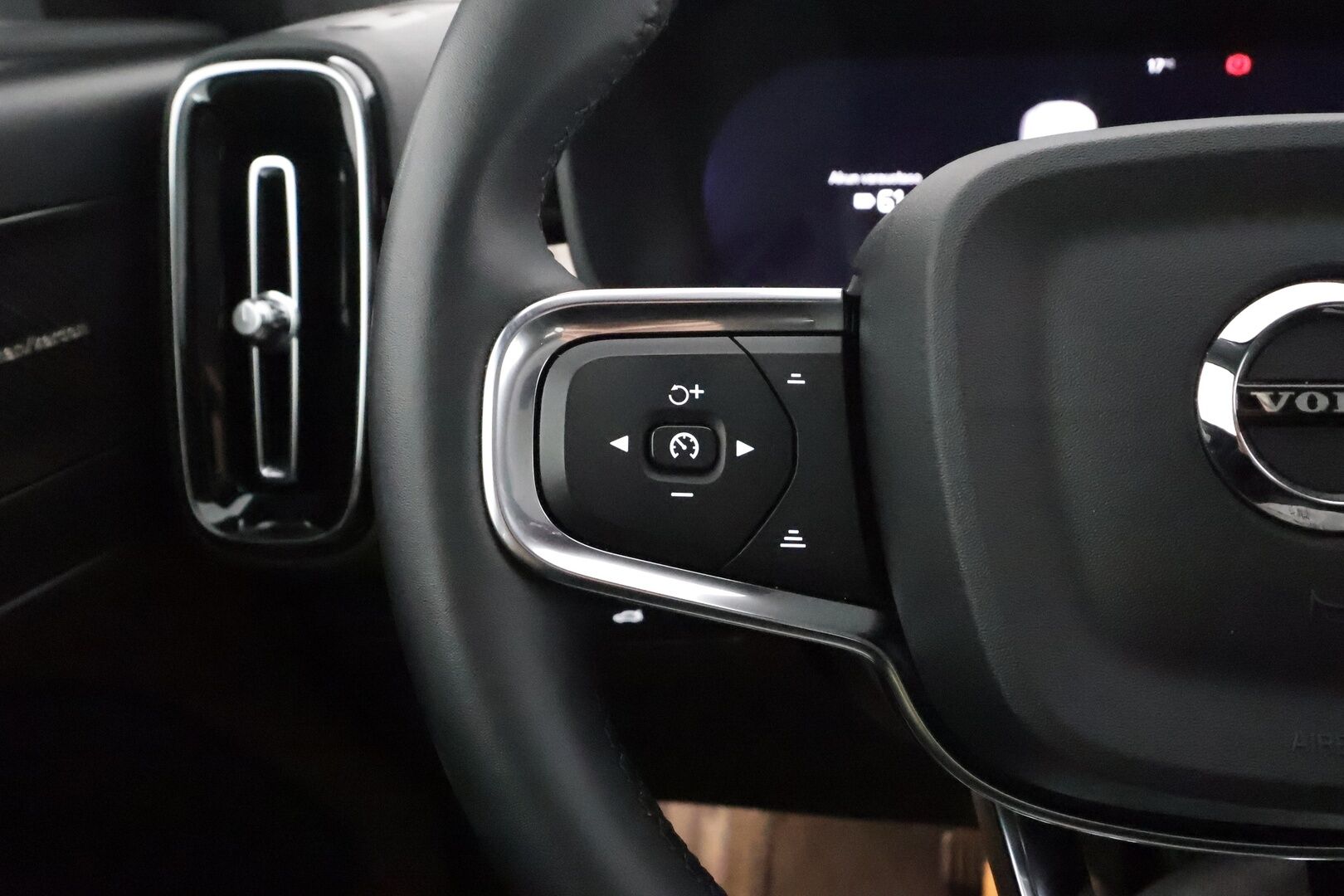 Volvo C40 2023 Recharge Twin Ultimate aut - | ACC | ILP | Koukku | 360° | Harman/Kardon | Lasikatto | Muistipenkki | Sporttipenkit sähköllä | BLIS | Pilot Assist | Merkkihuollot | 2x renkaat aluin | 