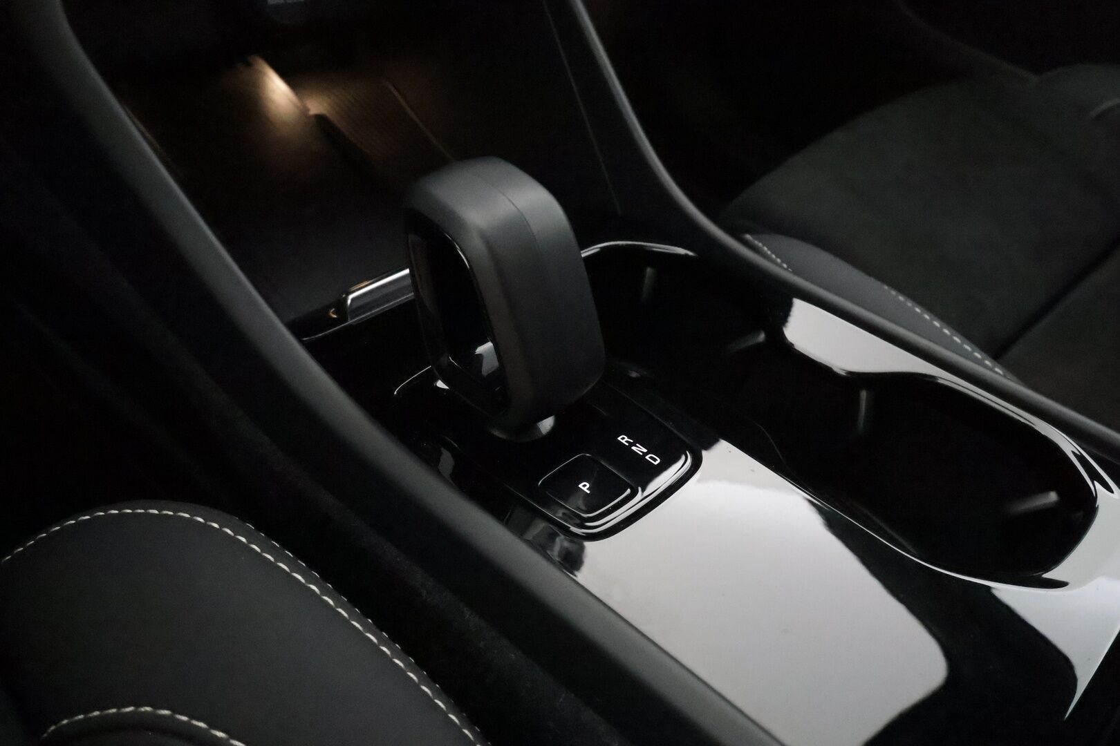 Volvo C40 2023 Recharge Twin Ultimate aut - | ACC | ILP | Koukku | 360° | Harman/Kardon | Lasikatto | Muistipenkki | Sporttipenkit sähköllä | BLIS | Pilot Assist | Merkkihuollot | 2x renkaat aluin | 