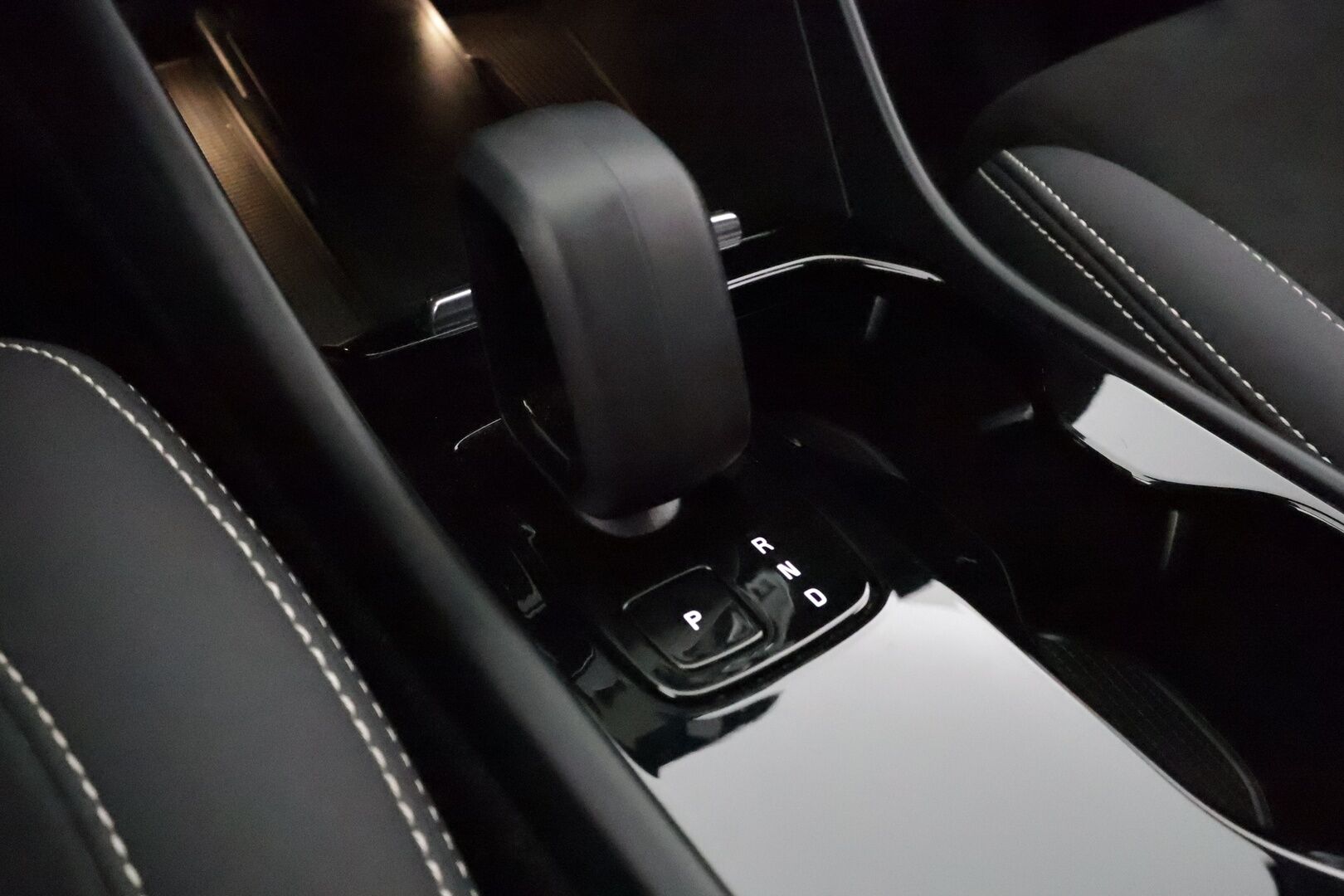 Volvo C40 2022 Recharge Twin Business Launch Edition aut - 3,99 % KORKOTARJOUS TÄHÄN AUTOON - Lämpöpumppu / Adapt.Vakkari / Harman & Kardon / Pixel LED / Lasikatto / 360 Kamera / Nahka-Alcantara Muistipenkki / KeylessGo / Huippuvarusteet!