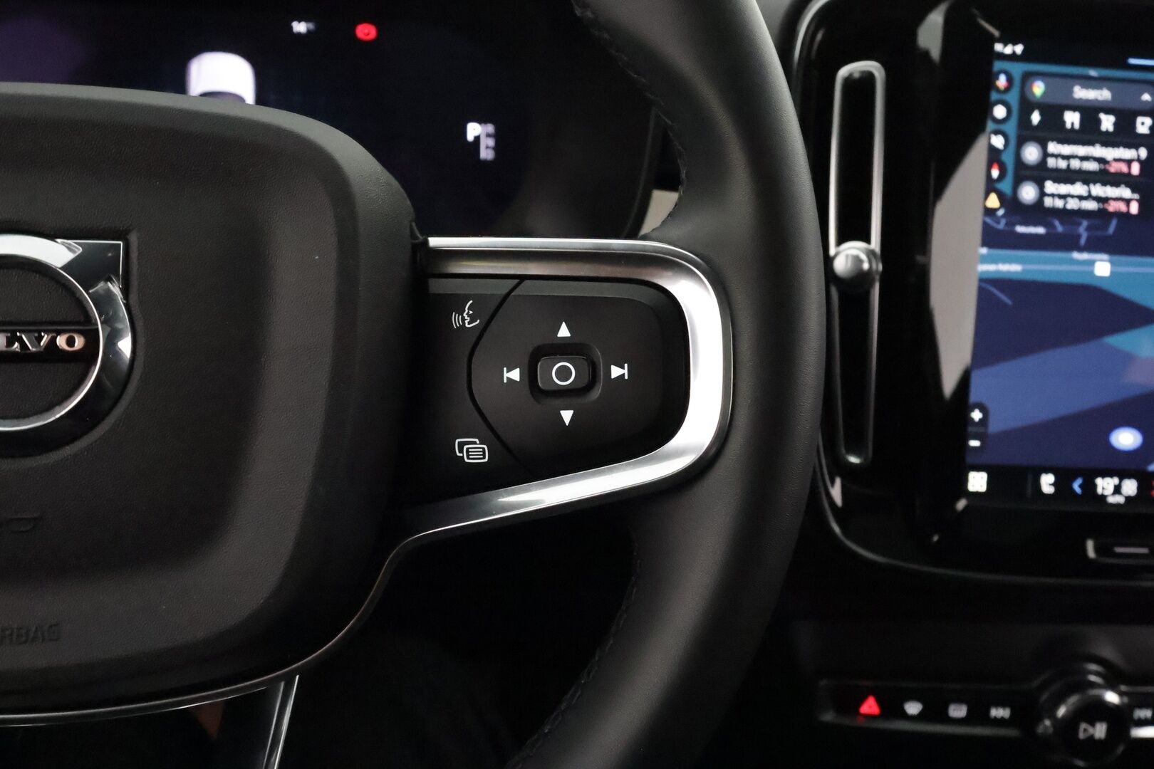 Volvo C40 2022 Recharge Twin Business Launch Edition aut - 3,99 % KORKOTARJOUS TÄHÄN AUTOON - Lämpöpumppu / Adapt.Vakkari / Harman & Kardon / Pixel LED / Lasikatto / 360 Kamera / Nahka-Alcantara Muistipenkki / KeylessGo / Huippuvarusteet!