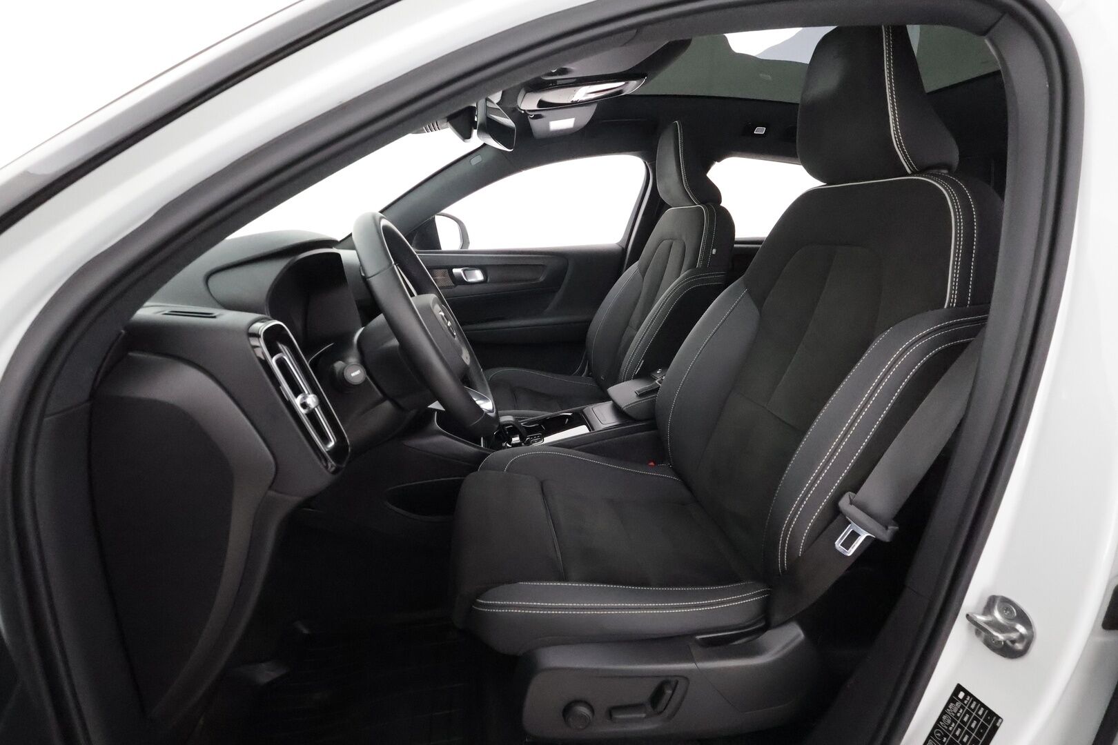 Volvo C40 2022 Recharge Twin Business Launch Edition aut - 3,99 % KORKOTARJOUS TÄHÄN AUTOON - Lämpöpumppu / Adapt.Vakkari / Harman & Kardon / Pixel LED / Lasikatto / 360 Kamera / Nahka-Alcantara Muistipenkki / KeylessGo / Huippuvarusteet!
